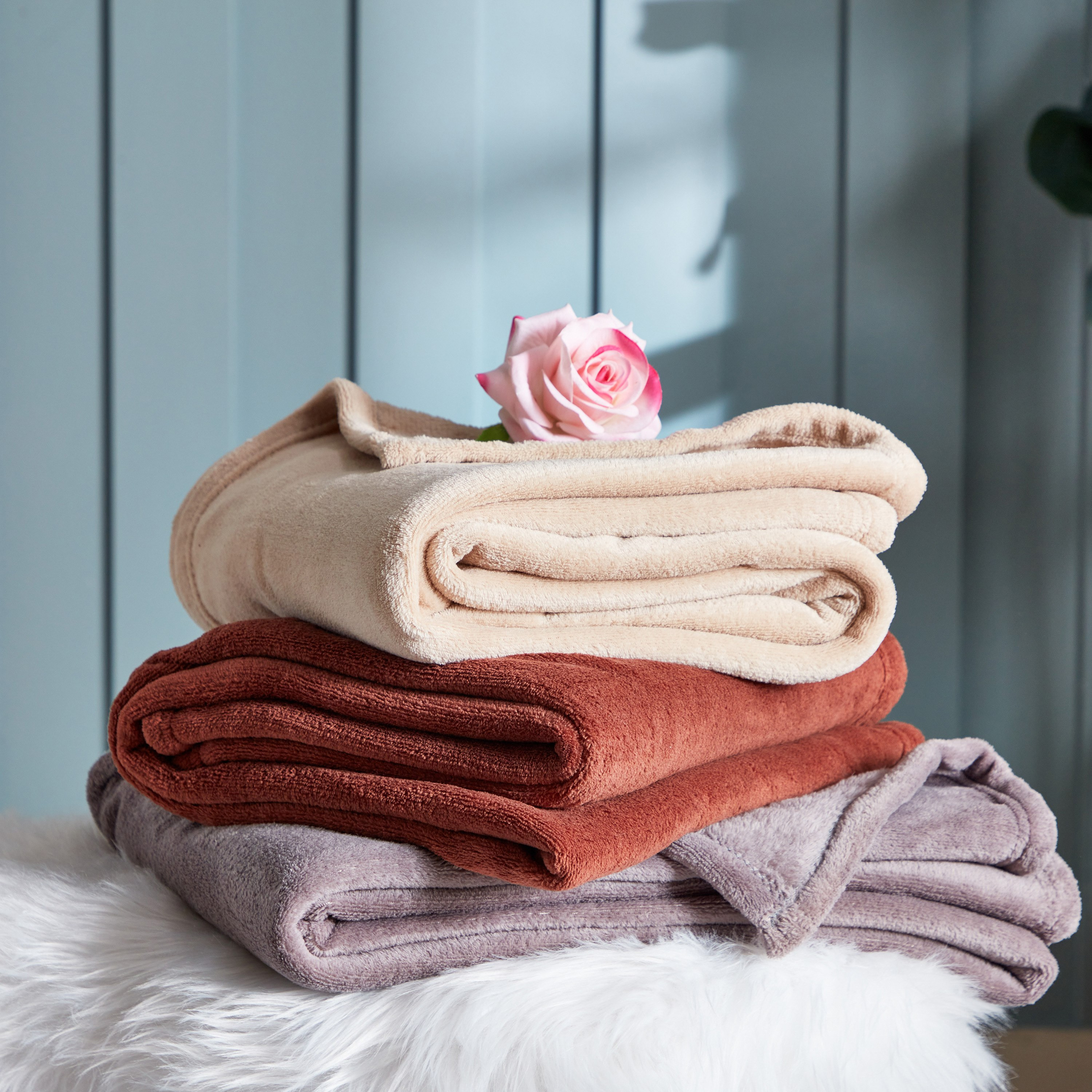 Ontario Solid Coral Fleece Throw - 120x170 cm-hbxhomeware-hbxbedroom-image-6