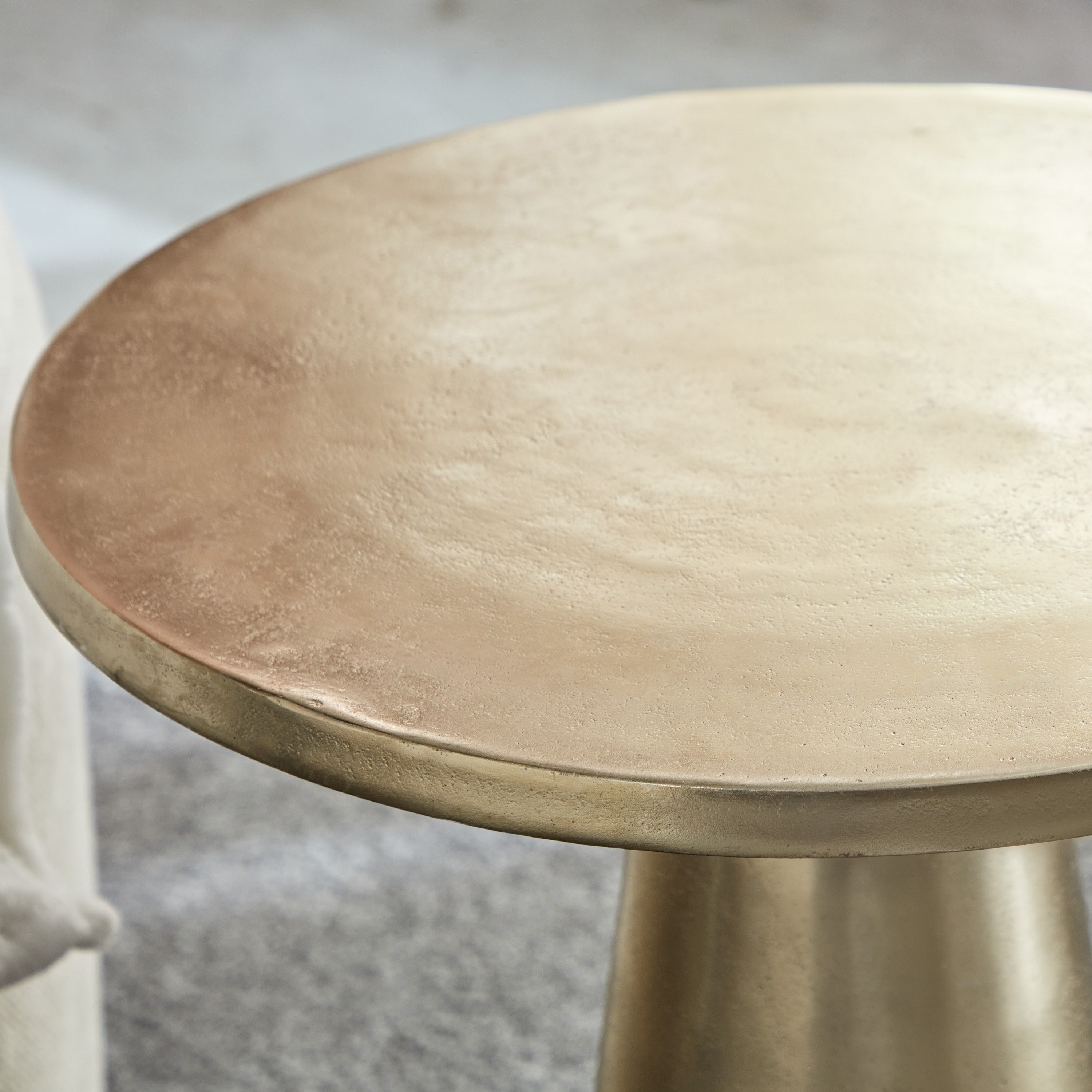 طاولة جانبية بتصميم مصبوب من الألومنيوم - برمودا من فيندرا-hbxfurniture-livingroom-endtables-image-3