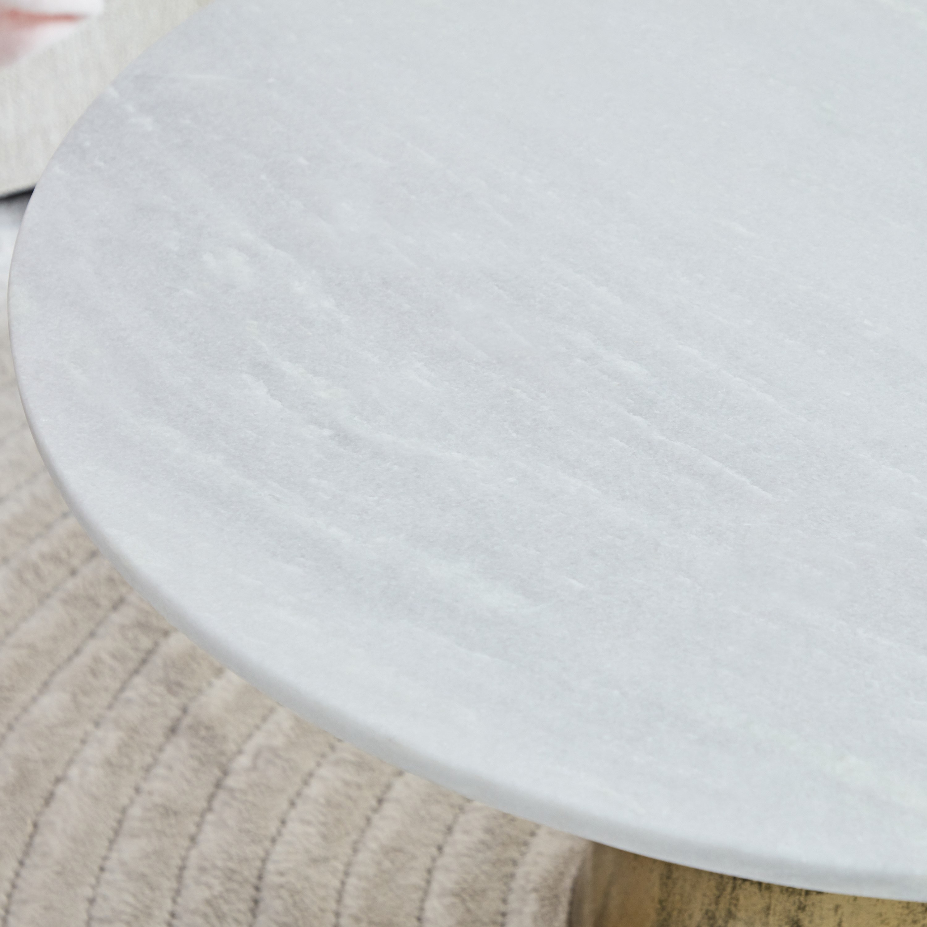 طاولة قهوة بسطح من الرخام الأصلي - ميلفيل من فيندرا-hbxlivingroom-tablesandstands-coffeetables-image-3