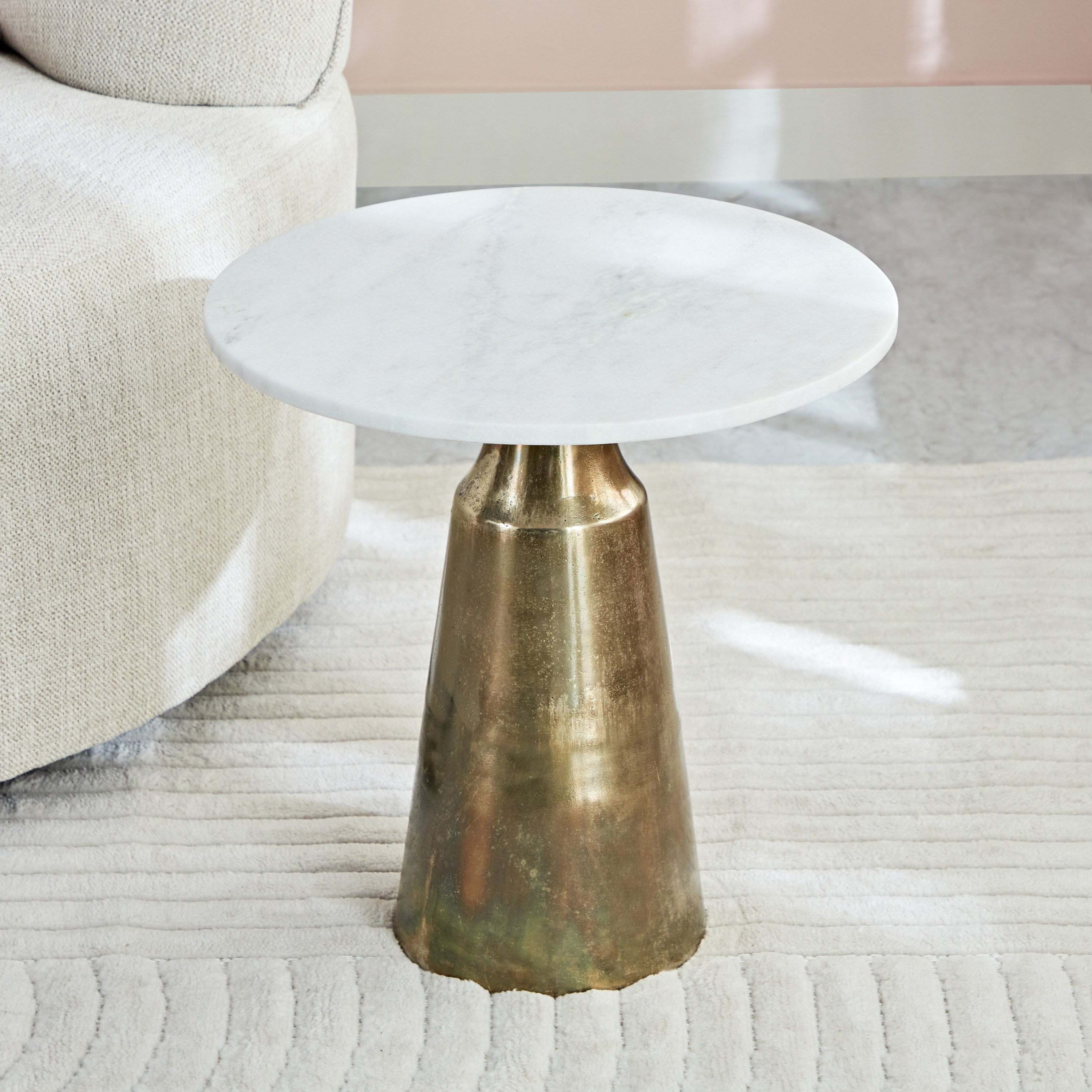 طاولة جانبية بسطح من الرخام الأصلي - ميلفيل من فيندرا-hbxfurniture-livingroom-endtables-image-2