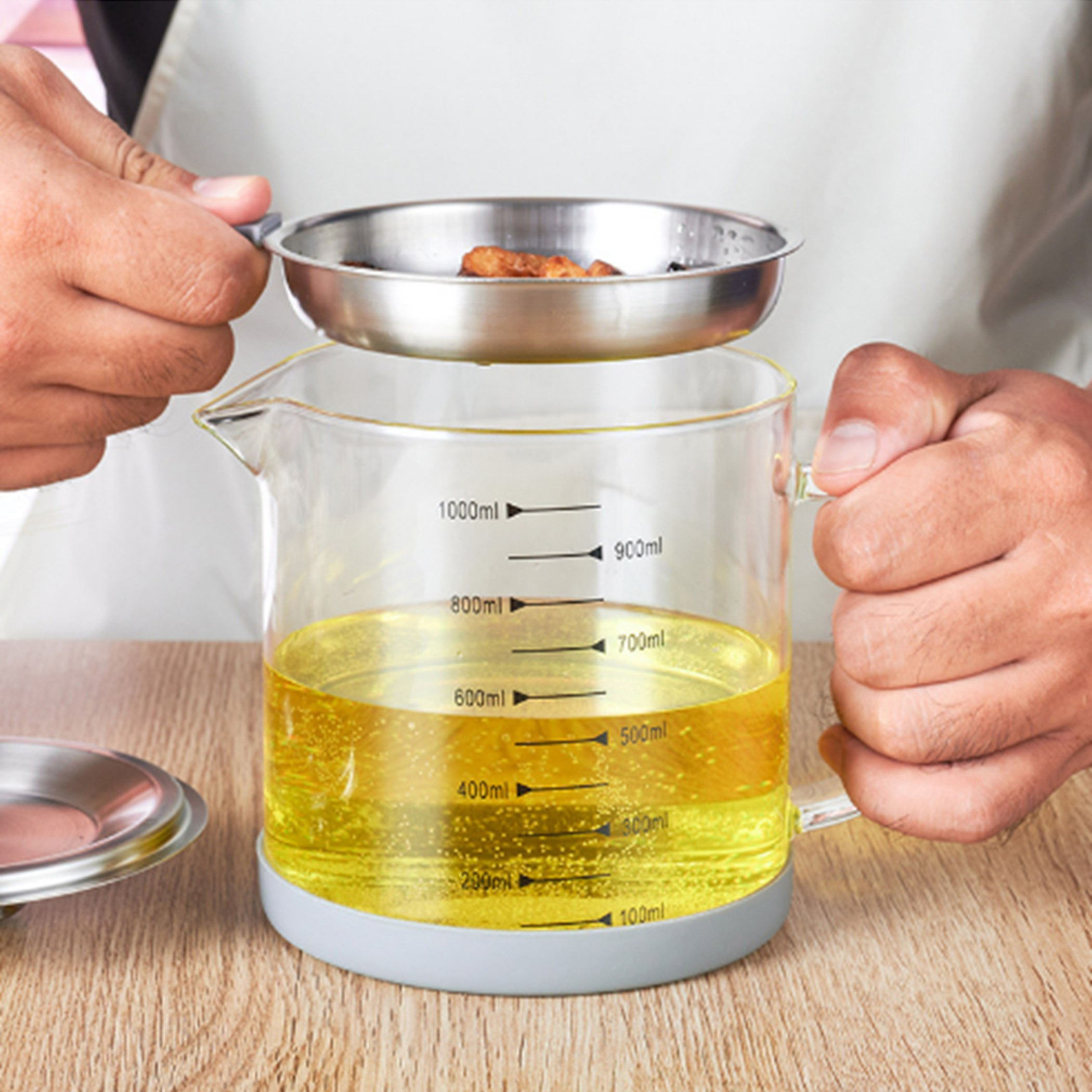 وعاء زيت زجاج بوروسيليكات مع غطاء مصفاة من زين - 1.5 لتر-hbxkitchen-kitchenware-kitchenaccessories-image-2