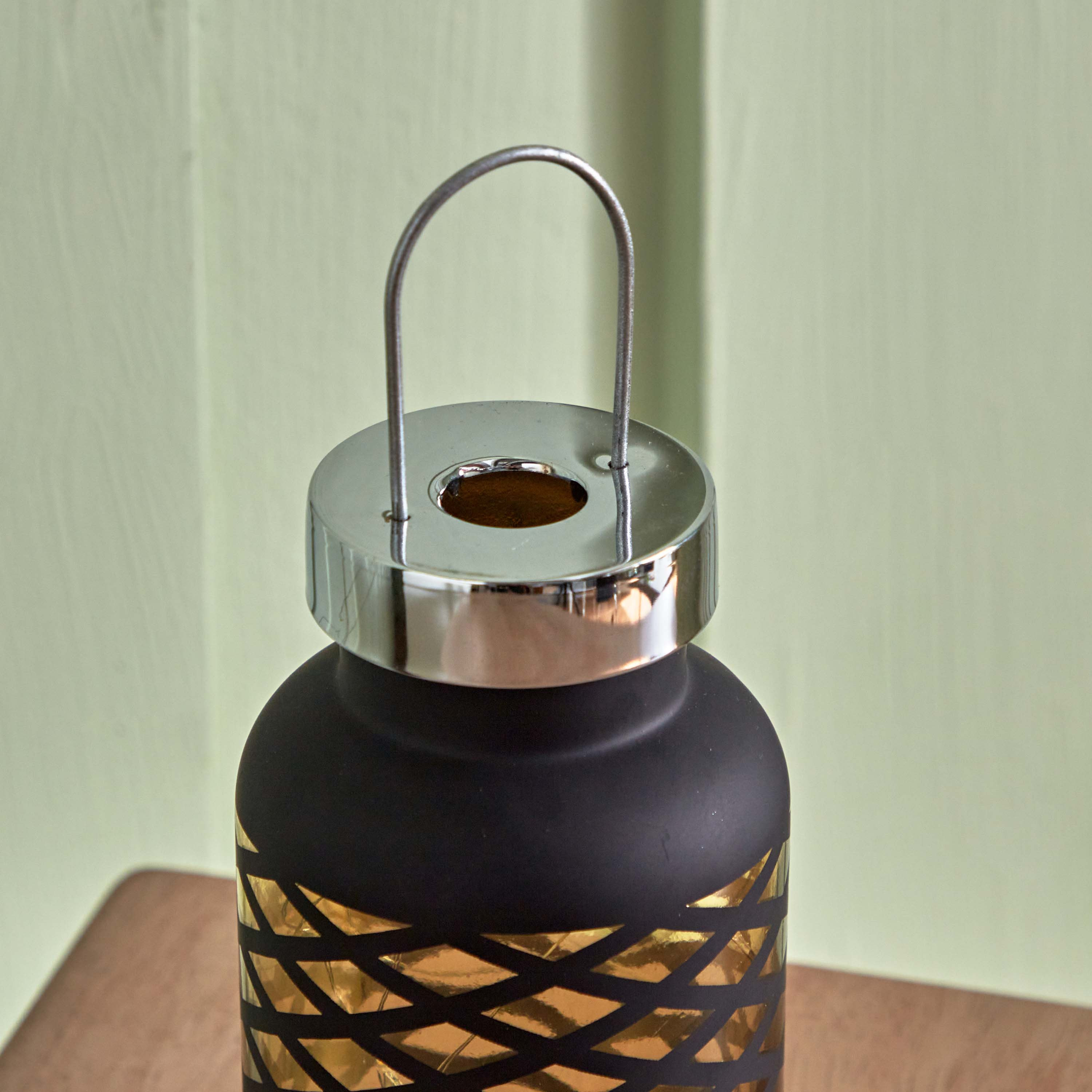 فانوس زجاجي بأضواء إل إي دي من إيفرين - 8x8x21 سم-hbxdecorandfurnishings-homeaccessories-lanterns-image-4