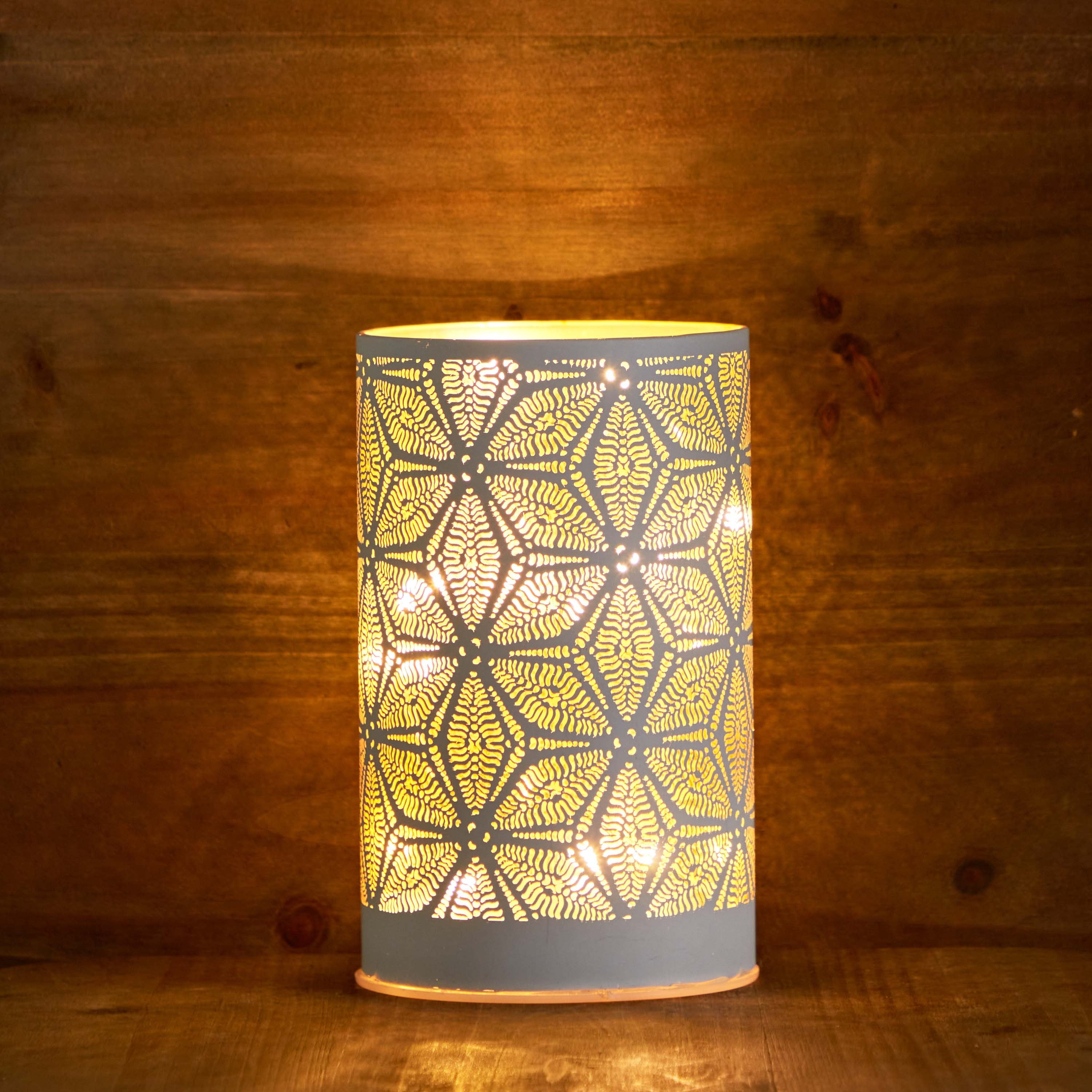 حامل شموع زجاجي بتصاميم مفرّغة وإضاءة إل إي دي من إيفرين - 8x8x13 سم-hbxlivingroom-decorandaccessories-candleholders-image-1