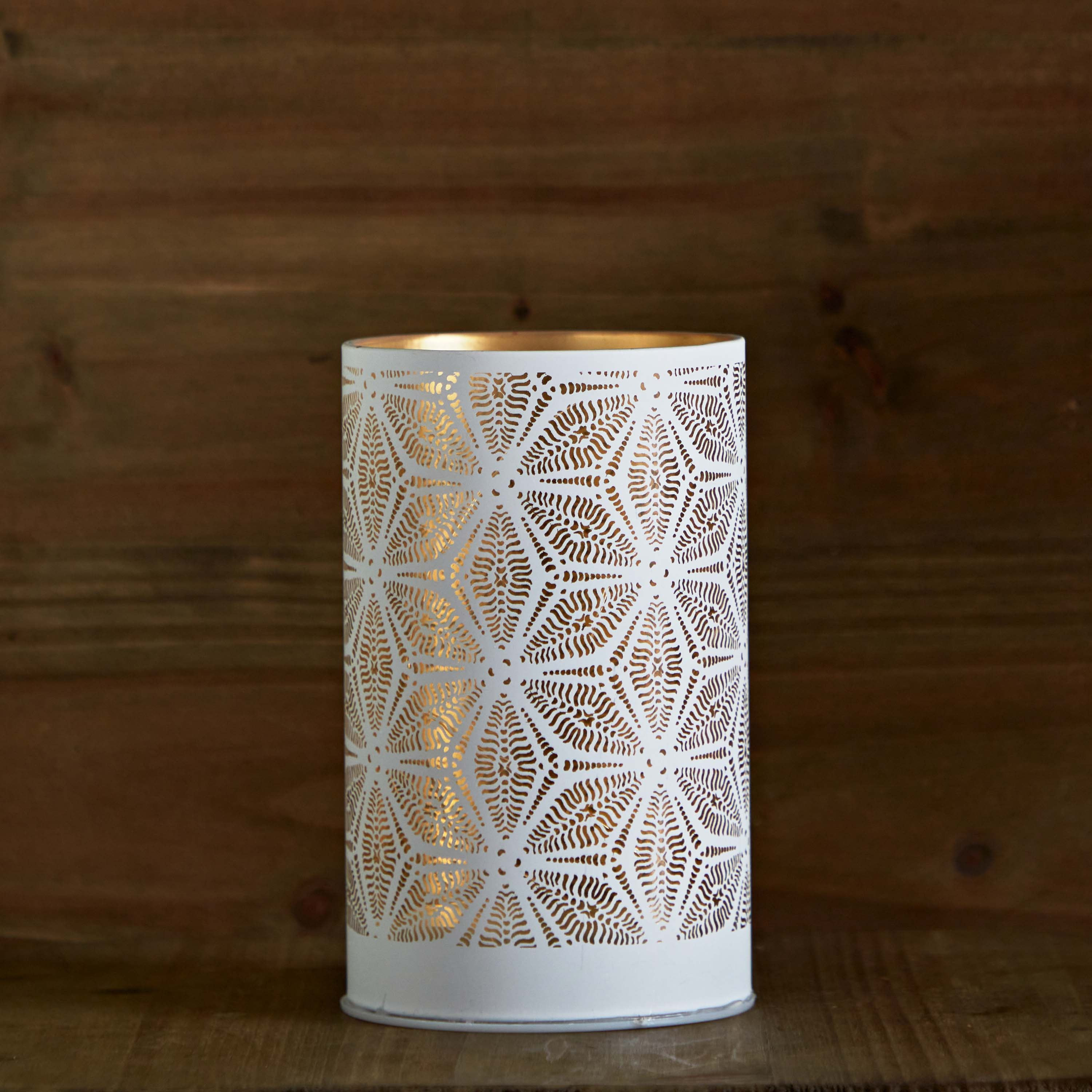 حامل شموع زجاجي بتصاميم مفرّغة وإضاءة إل إي دي من إيفرين - 8x8x13 سم-hbxlivingroom-decorandaccessories-candleholders-image-2