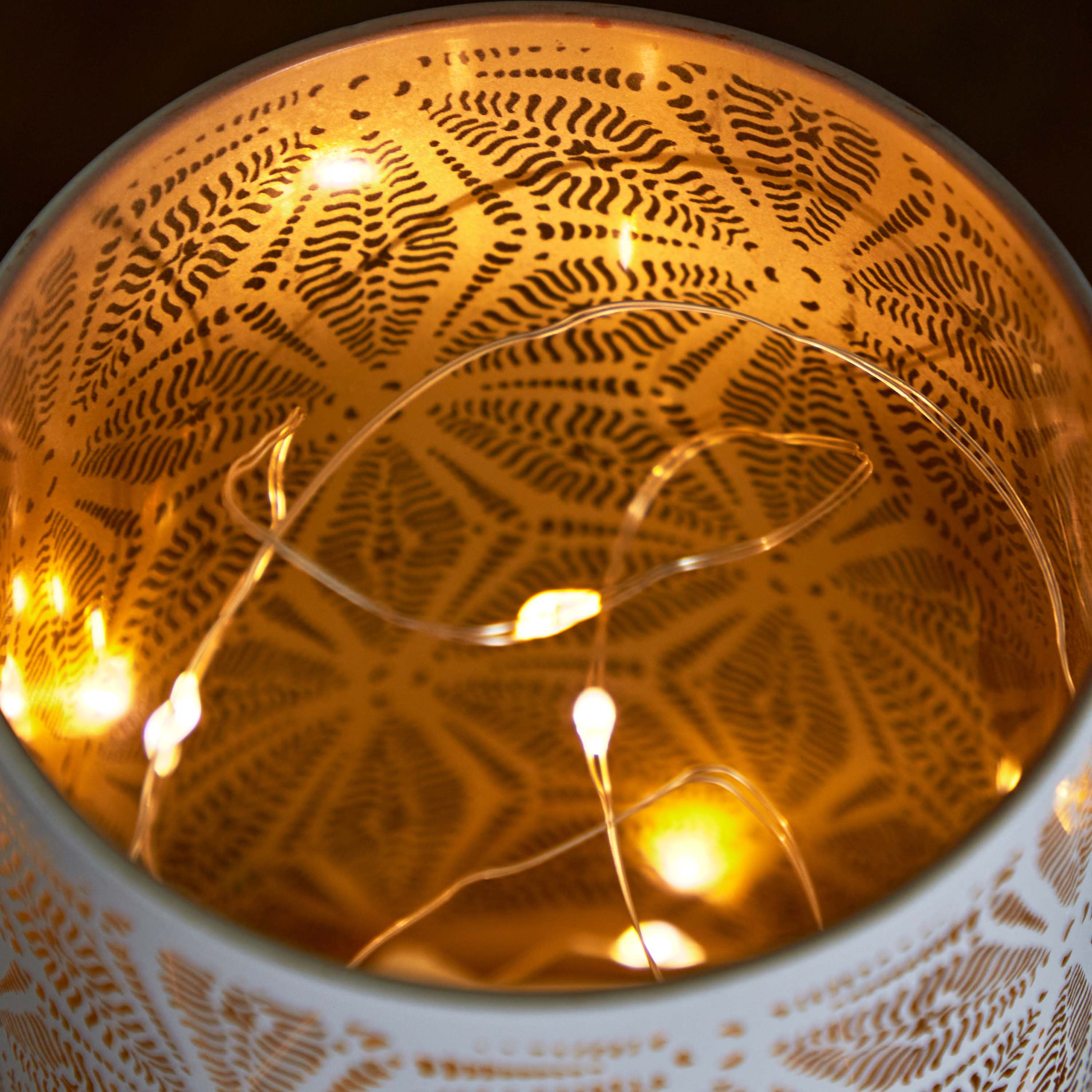 حامل شموع زجاجي بتصاميم مفرّغة وإضاءة إل إي دي من إيفرين - 8x8x13 سم-hbxlivingroom-decorandaccessories-candleholders-image-3