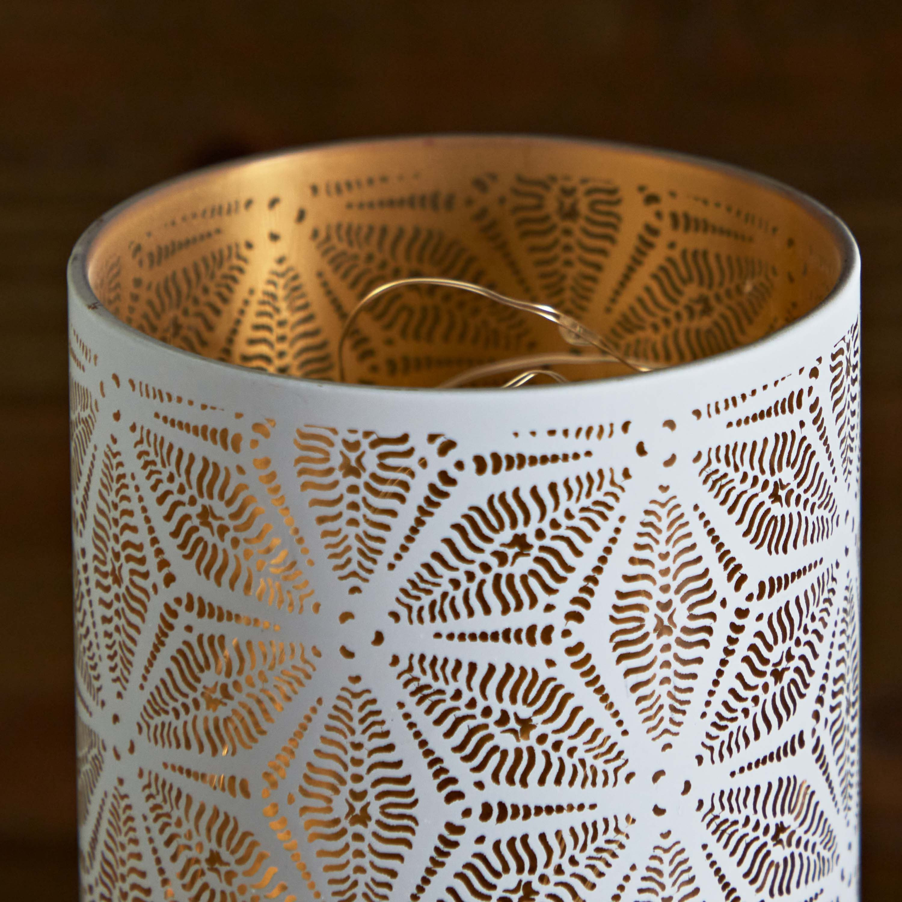 حامل شموع زجاجي بتصاميم مفرّغة وإضاءة إل إي دي من إيفرين - 8x8x13 سم-hbxlivingroom-decorandaccessories-candleholders-image-4