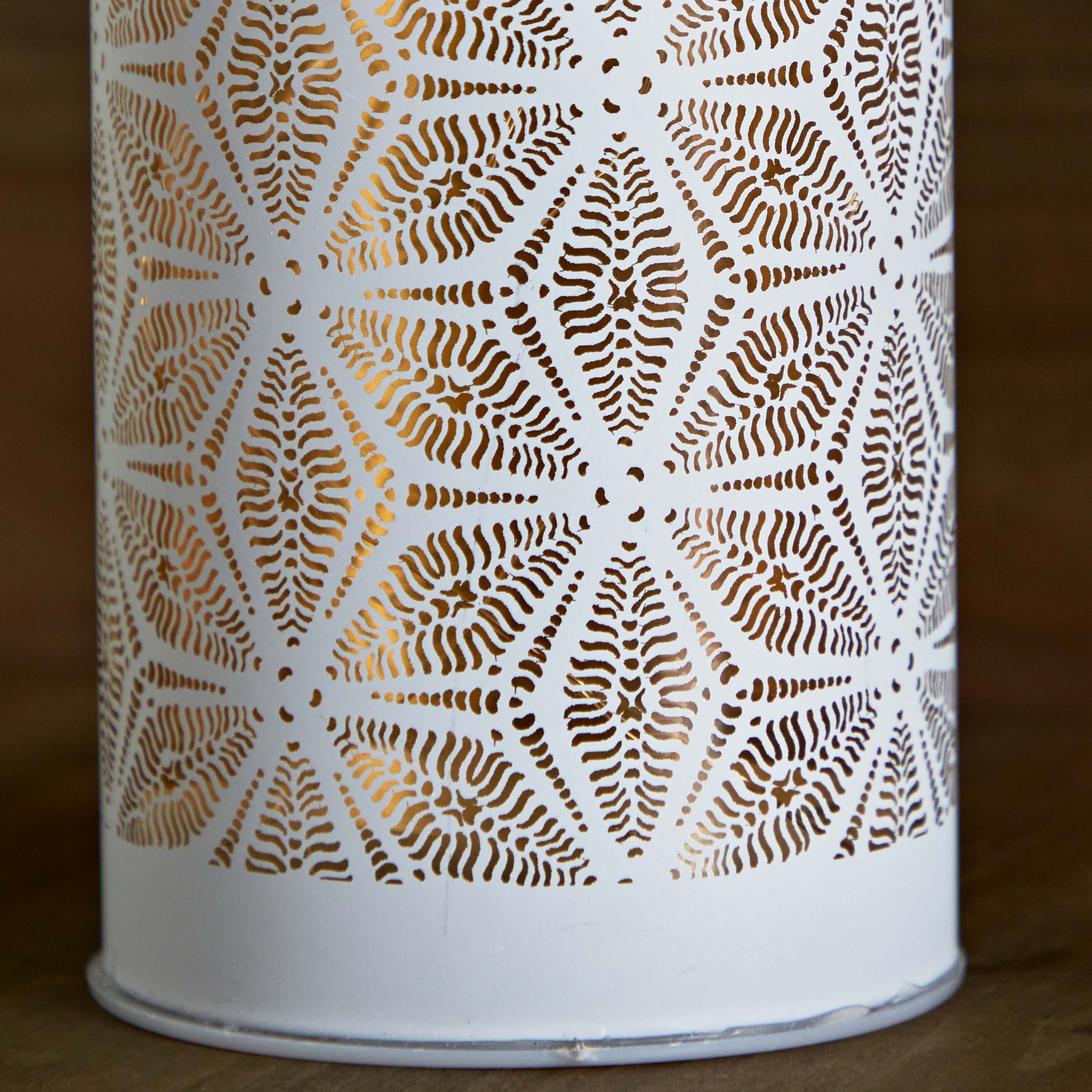 حامل شموع زجاجي بتصاميم مفرّغة وإضاءة إل إي دي من إيفرين - 8x8x13 سم-hbxlivingroom-decorandaccessories-candleholders-image-5