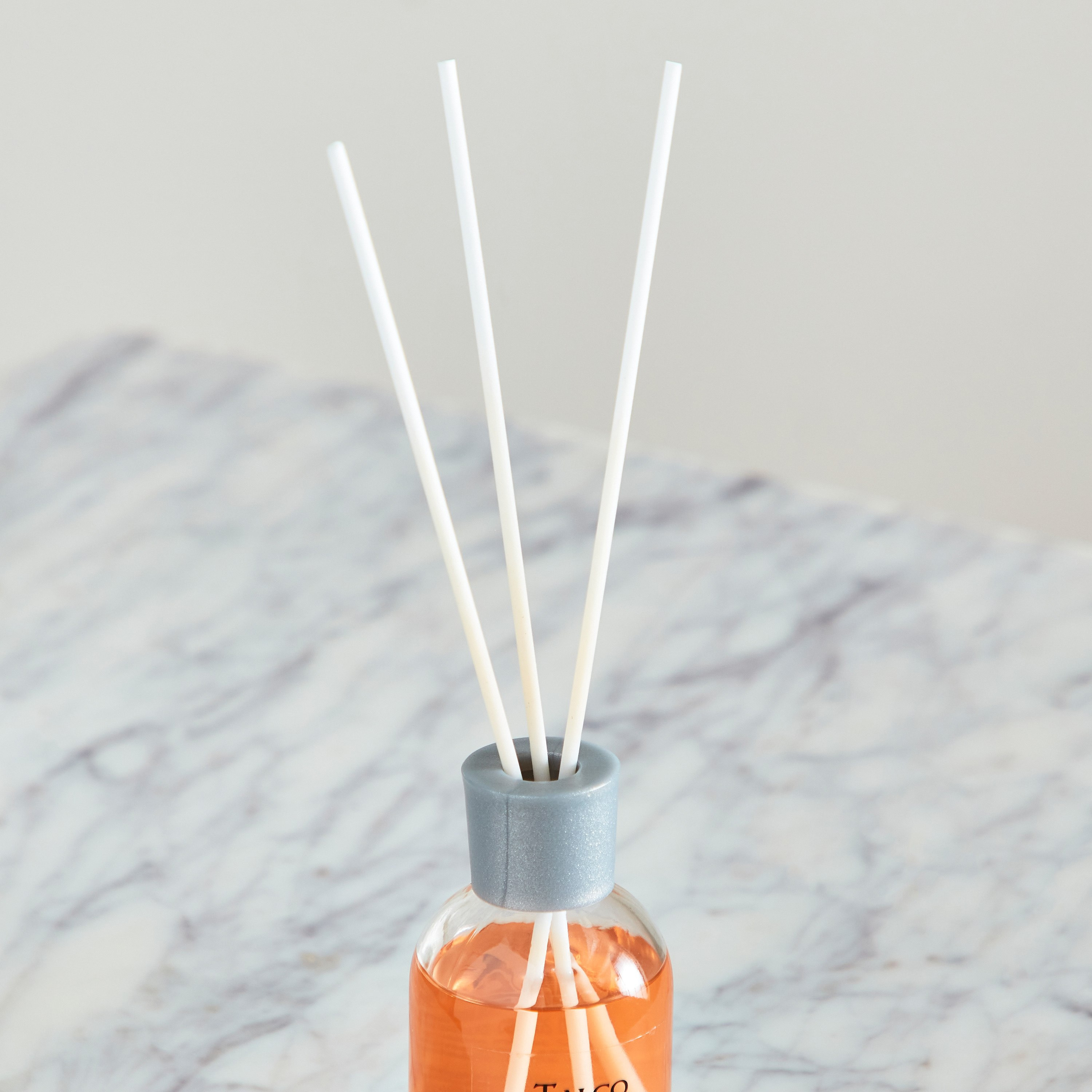 Vela Talco Reed Diffuser - 100 ml-hbxhomeware-hbxdecorandfurnishings-image-2