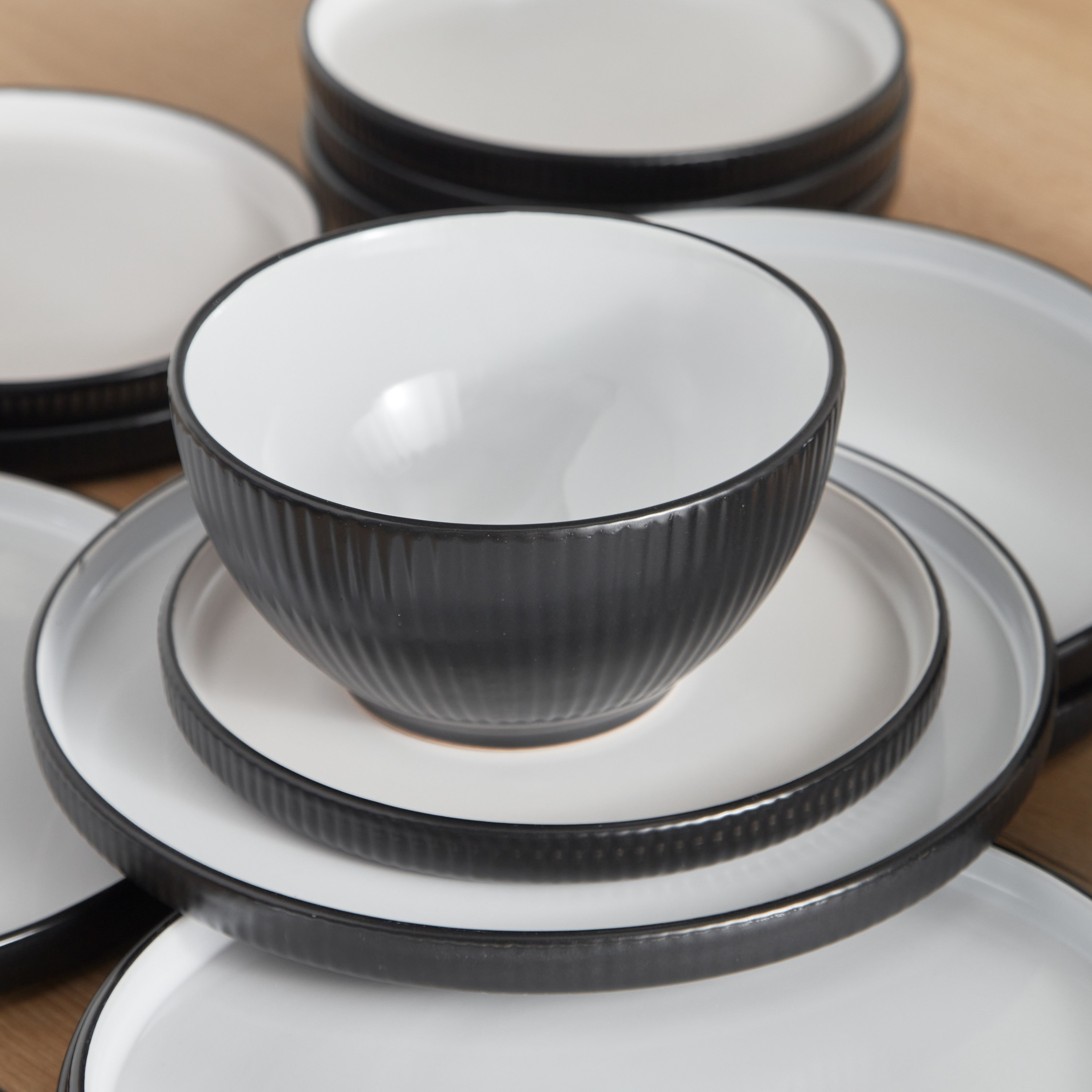 طقم عشاء 18 قطعة من الخزف الحجري من إليجنزا - 6 أشخاص-hbxhomeware-hbxkitchen-image-4