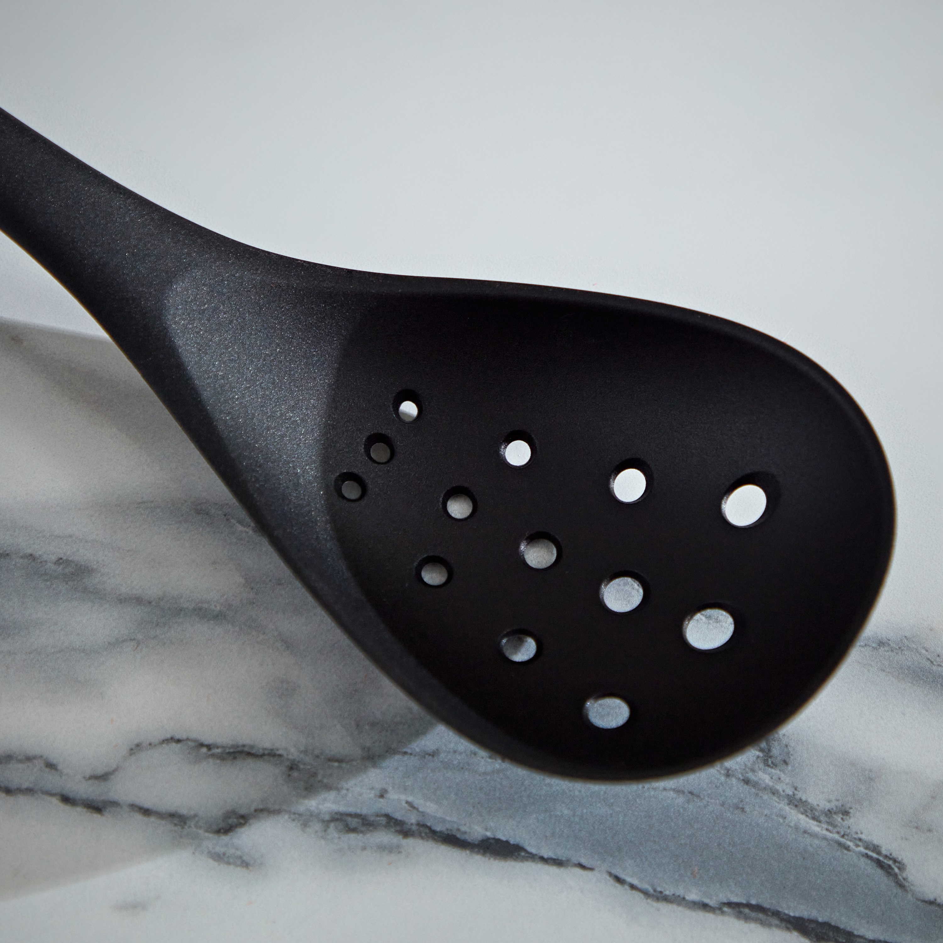 مغرفة مشقوقة نايلون من لا ناتورا - 37.5 سم-hbxhomeware-hbxkitchen-image-2