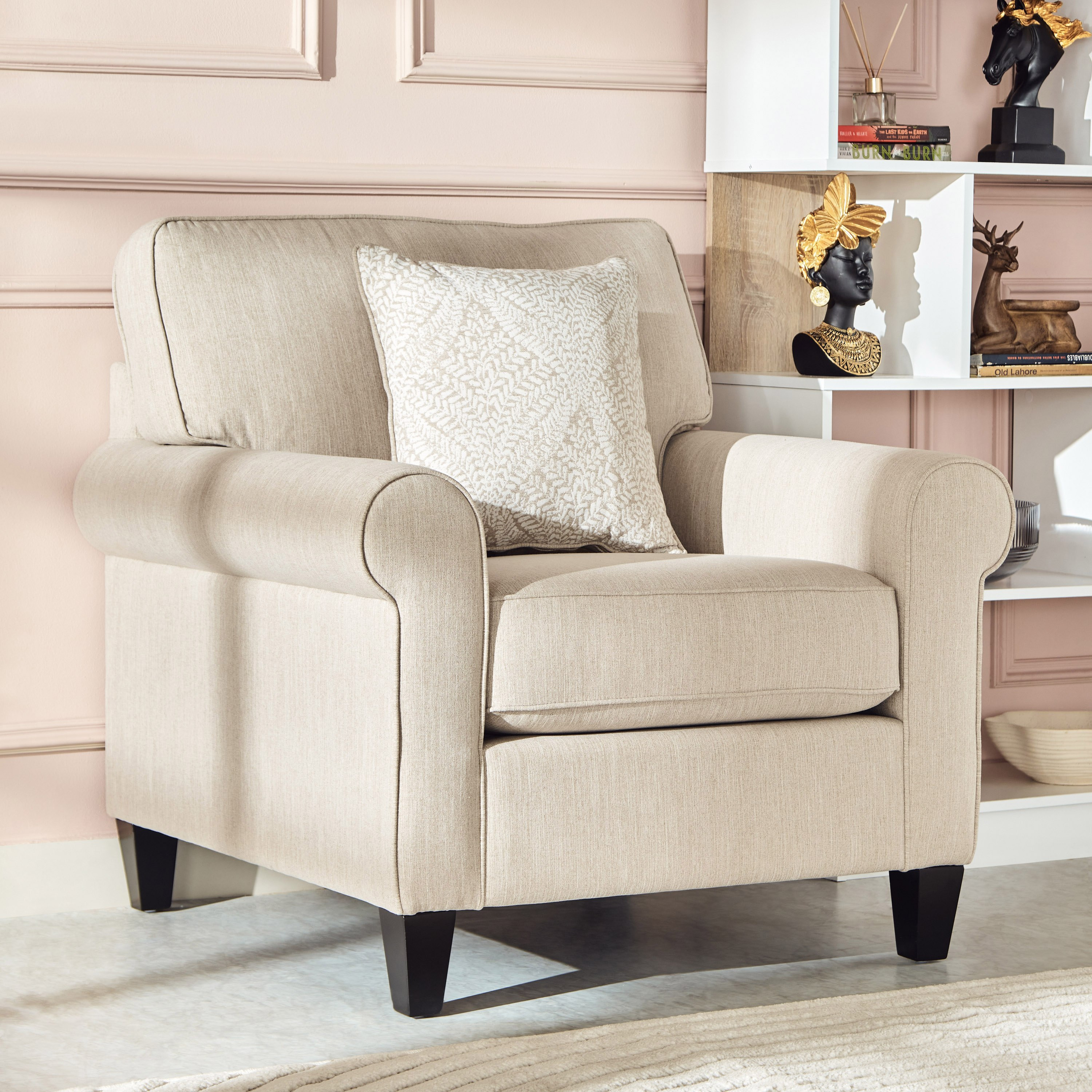 كنبة من خشب البلوط مع وسادة من أنجيليك-hbxlivingroom-sofasandarmchairs-sofas-image-1