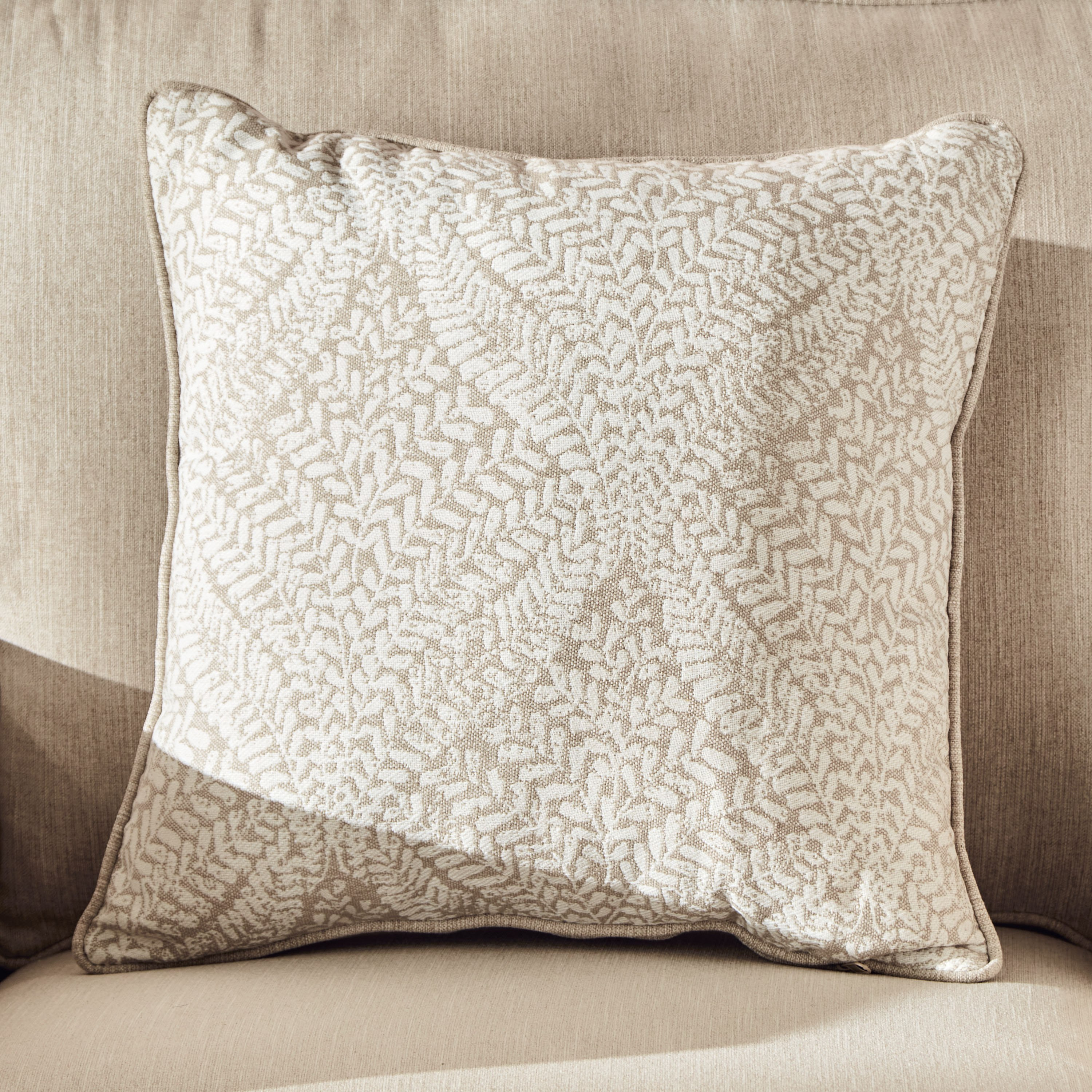 كنبة من خشب البلوط مع وسادة من أنجيليك-hbxlivingroom-sofasandarmchairs-sofas-image-4