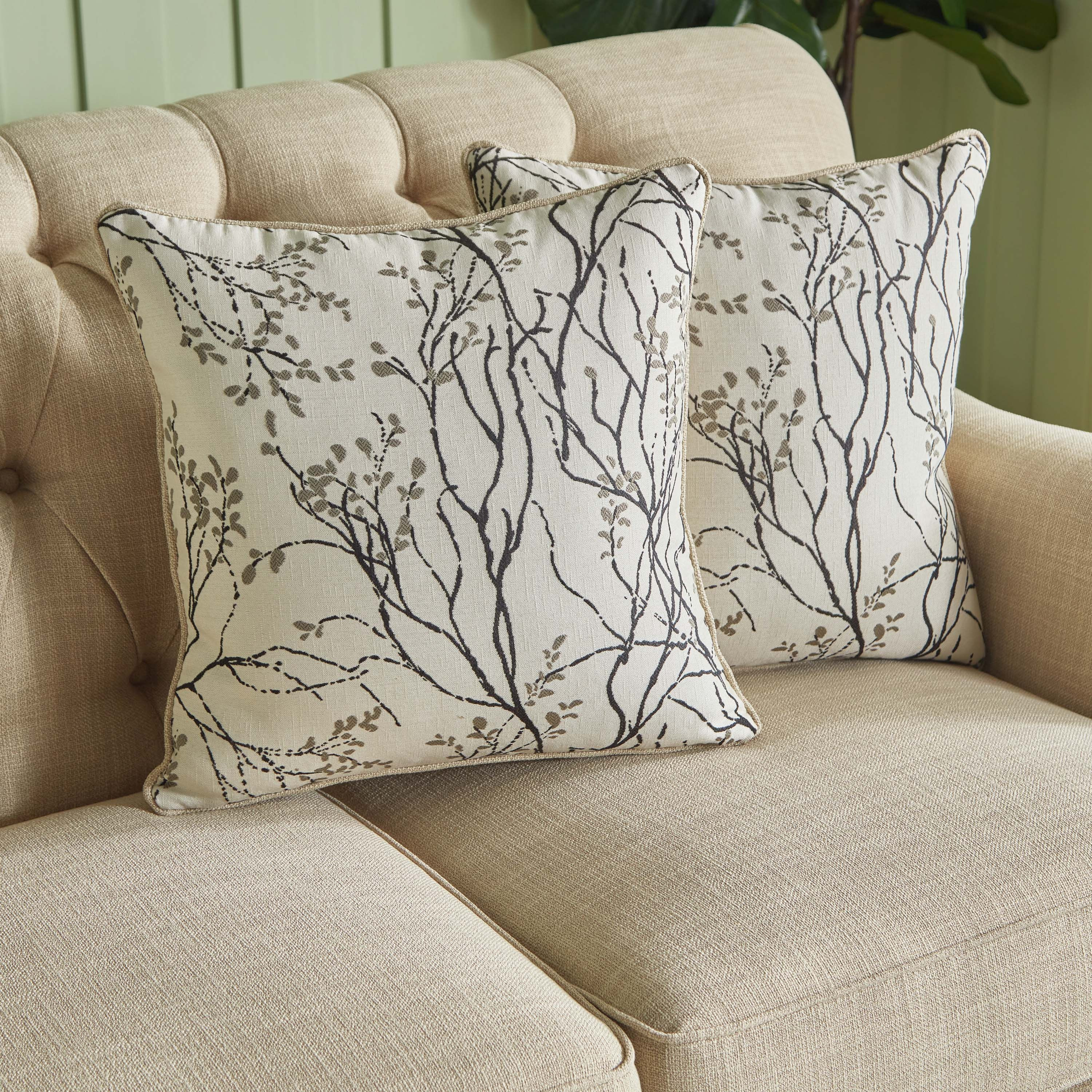 كنبة مقعدين مع وسادتين من دوروثي-hbxlivingroom-sofasandarmchairs-sofas-image-4
