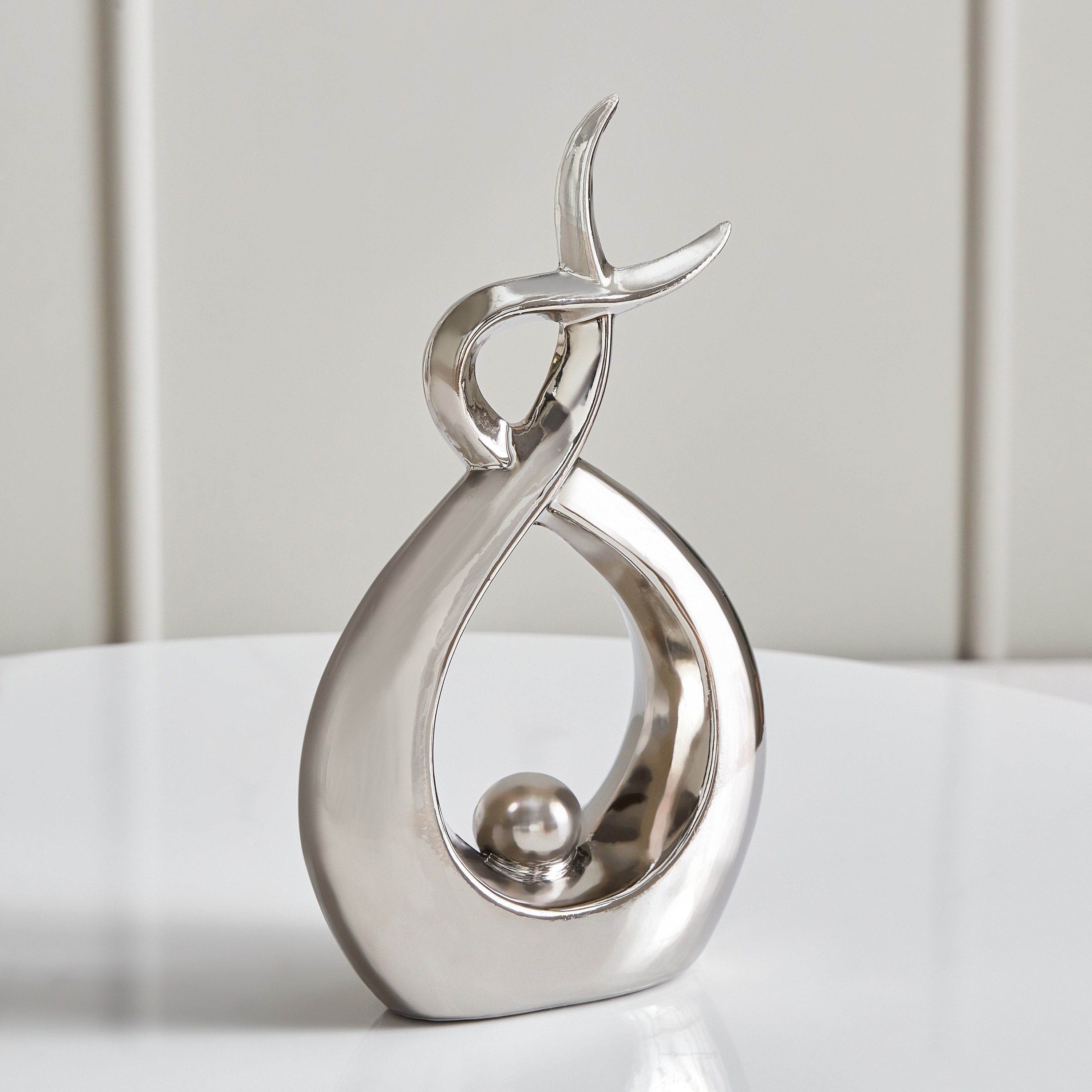 قطعة ديكور سيراميك مودرن من آش- 18x7x31  سم-hbxhomeware-homedecor-figurinesandornaments-image-1