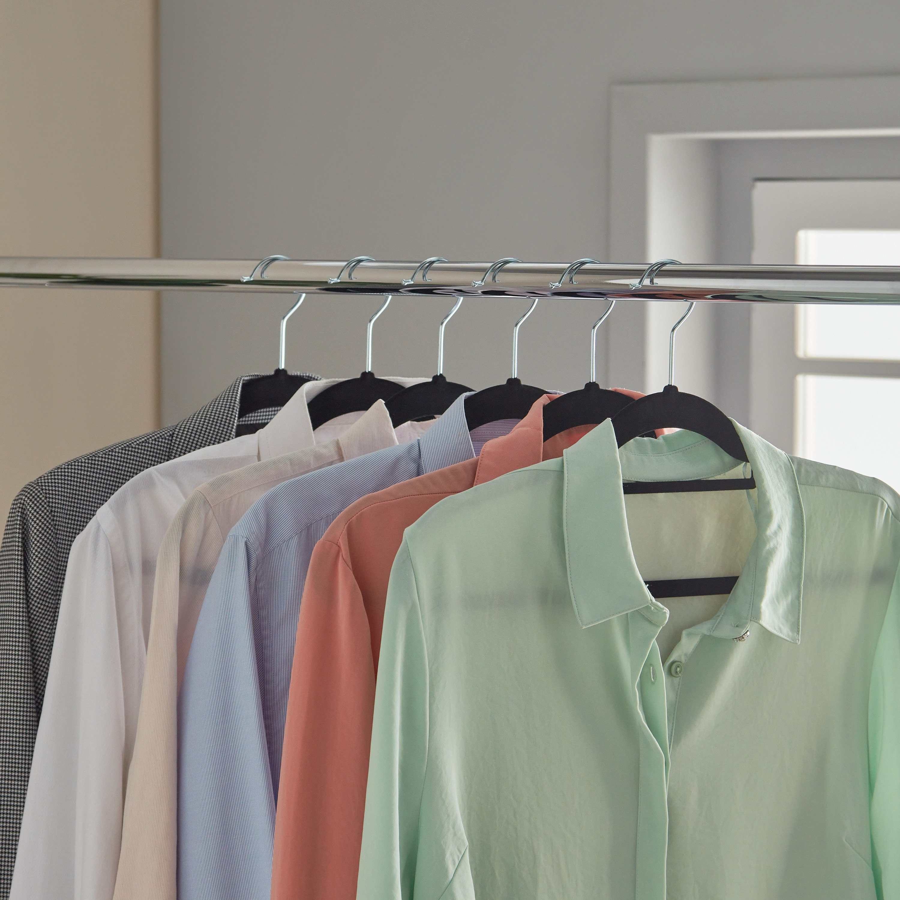 علّاقة ملابس مخملية من أميتي - طقم من 6 قطع-hbxhomeware-bathandlaundry-clothesdryingracks-image-1