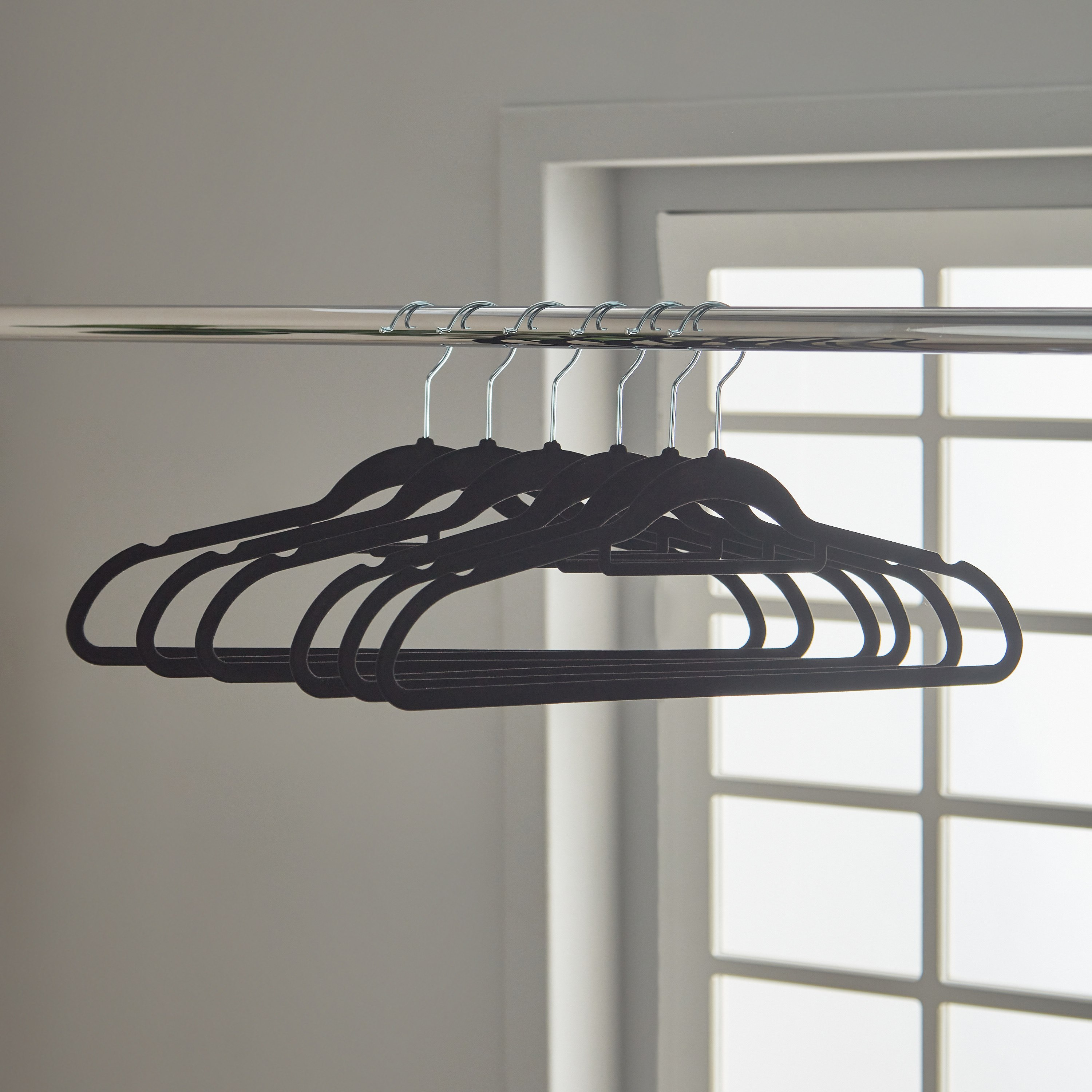 علّاقة ملابس مخملية من أميتي - طقم من 6 قطع-hbxhomeware-bathandlaundry-clothesdryingracks-image-2