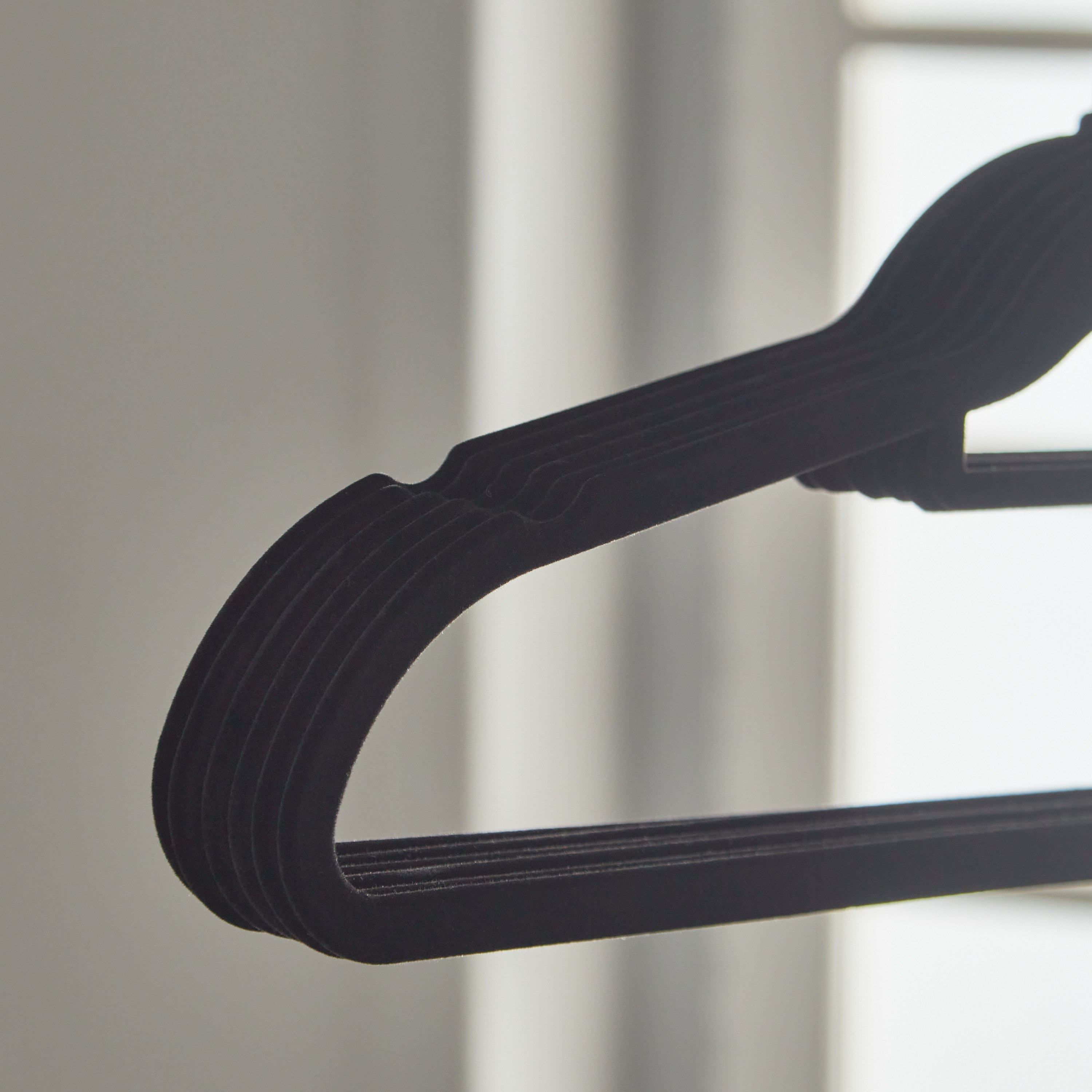 علّاقة ملابس مخملية من أميتي - طقم من 6 قطع-hbxhomeware-bathandlaundry-clothesdryingracks-image-4