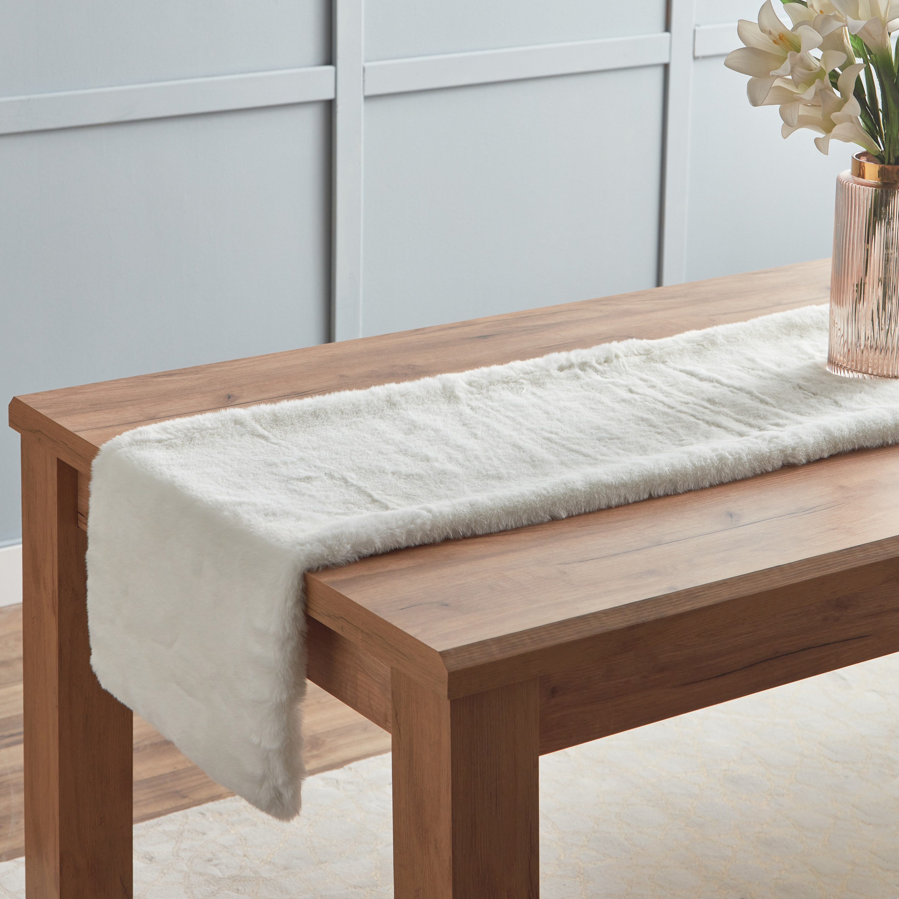 مفرش طاولة من فرو الأرنب الصناعي - 40x180 سم-hbxdecorandfurnishings-homefurnishings-tablelinens-image-1