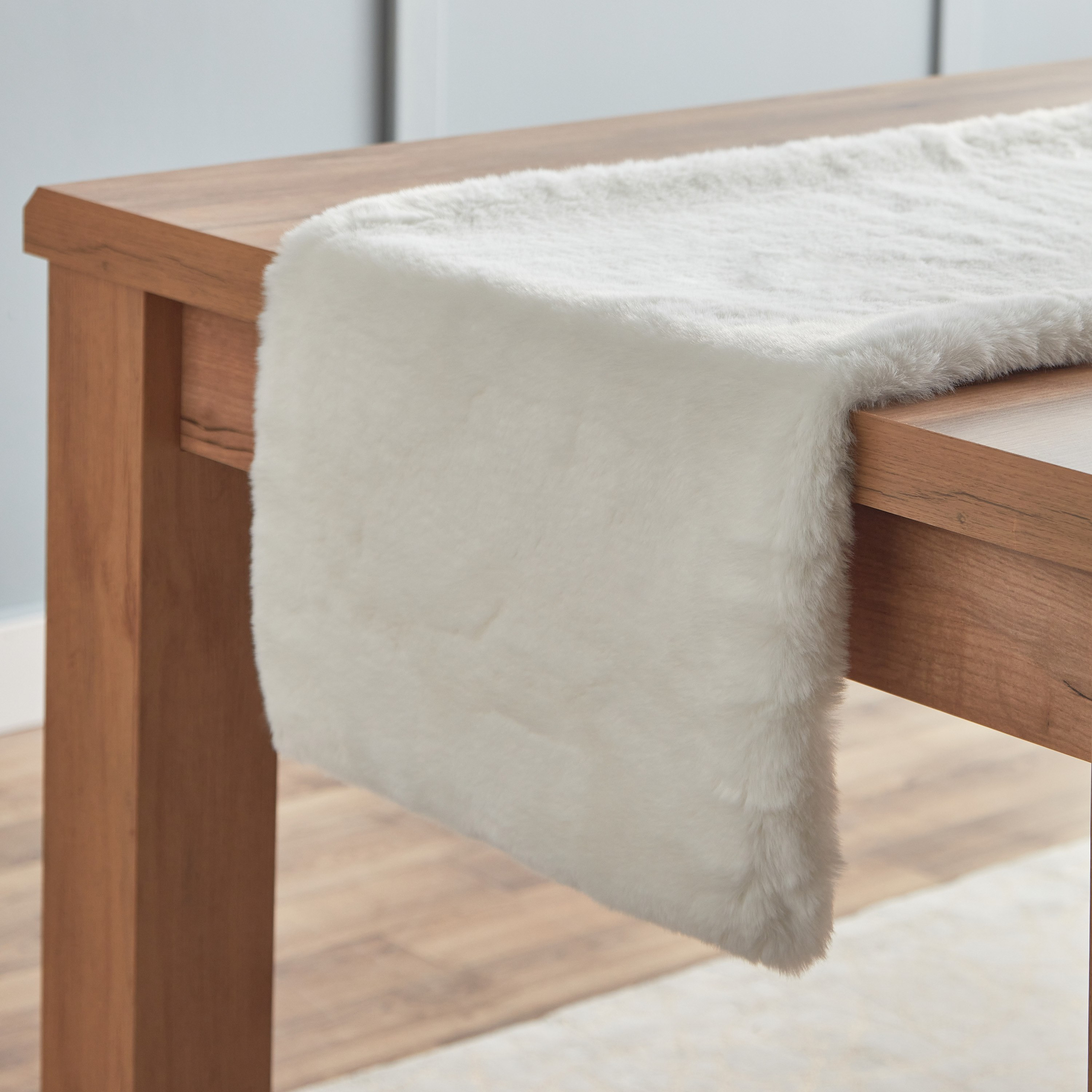 مفرش طاولة من فرو الأرنب الصناعي - 40x180 سم-hbxdecorandfurnishings-homefurnishings-tablelinens-image-3