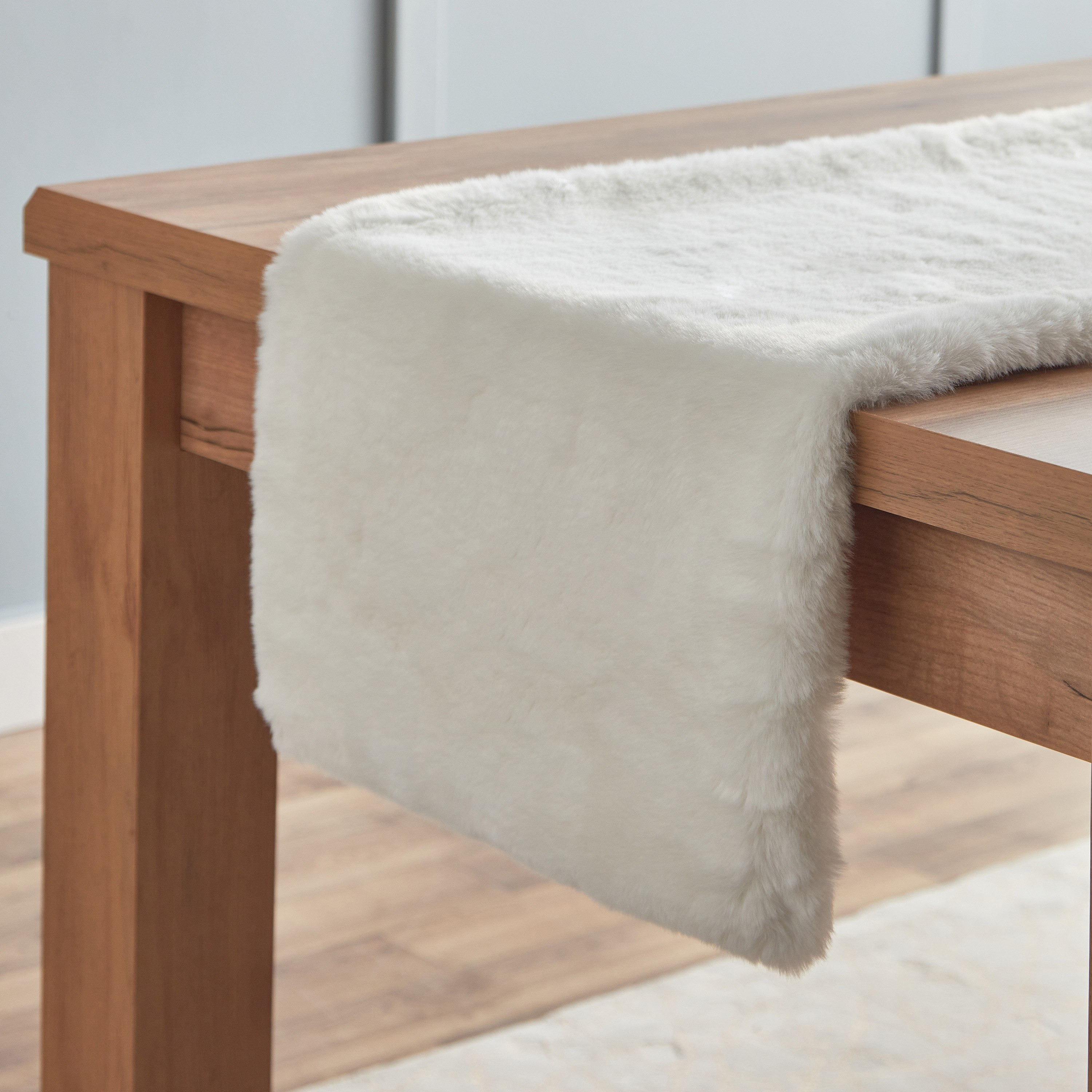 مفرش طاولة فرو أرنب صناعي - 40x220 سم-hbxdecorandfurnishings-homefurnishings-tablelinens-image-3