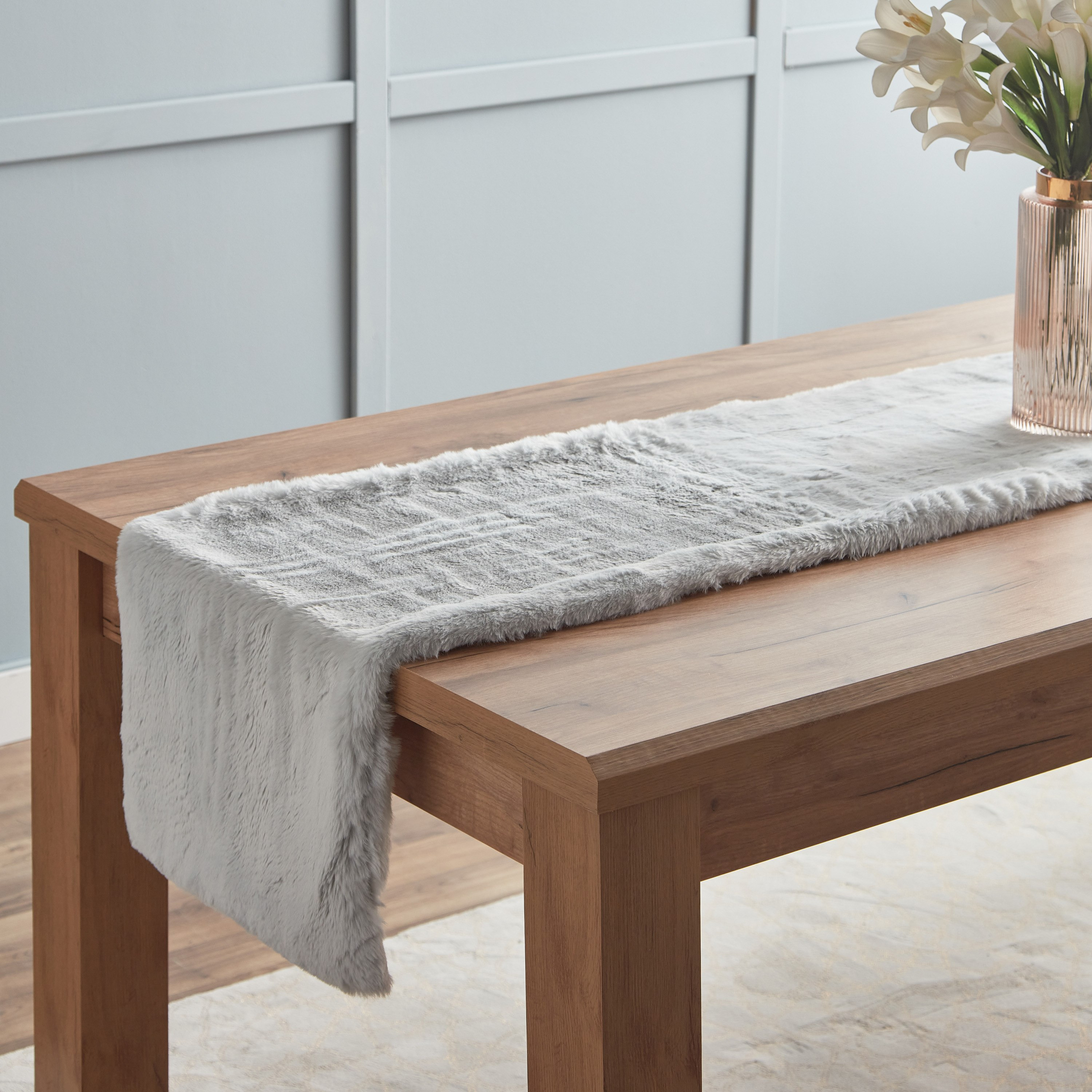مفرش طاولة من فرو الأرنب الصناعي - 40x180 سم-hbxdecorandfurnishings-homefurnishings-tablelinens-image-1