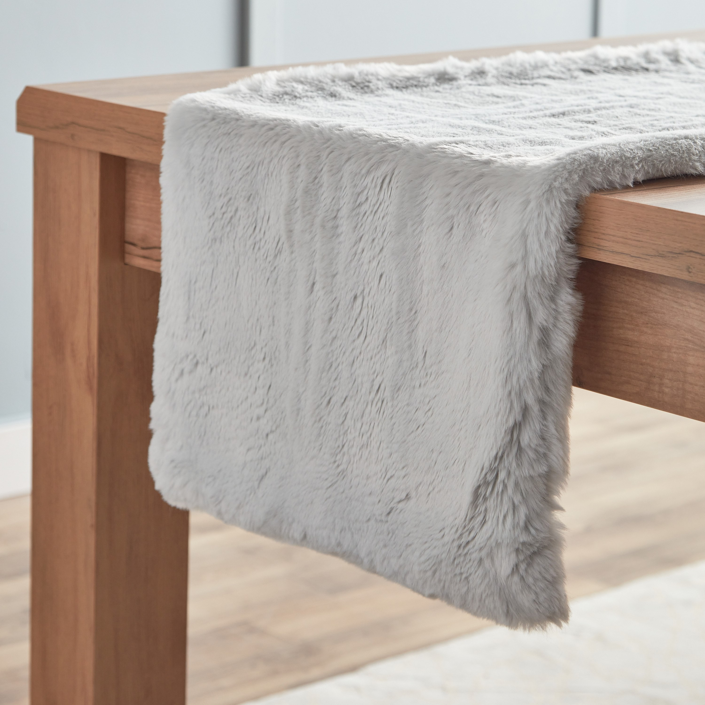 مفرش طاولة من فرو الأرنب الصناعي - 40x180 سم-hbxdecorandfurnishings-homefurnishings-tablelinens-image-3