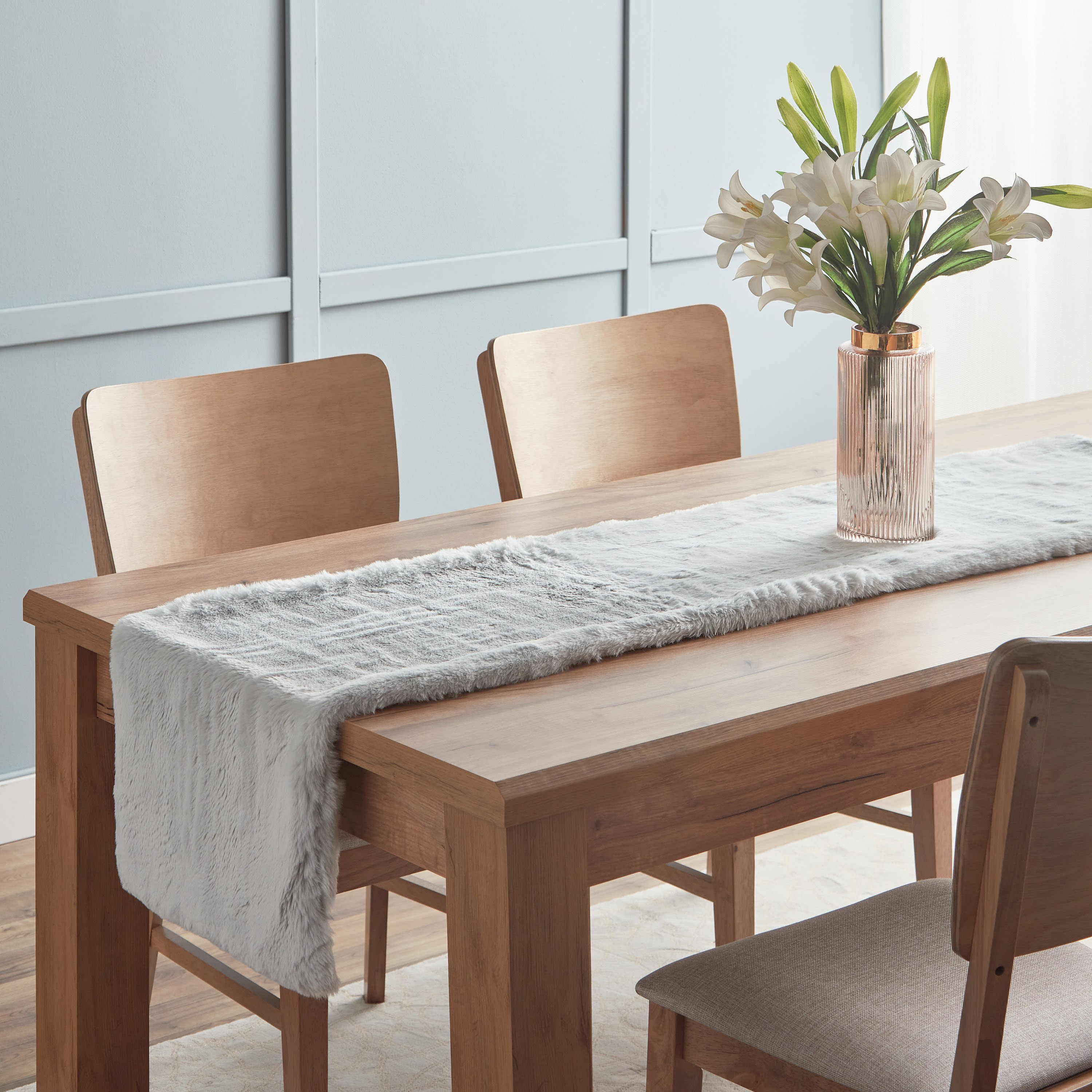 مفرش طاولة من فرو الأرنب الصناعي - 40x180 سم-hbxdecorandfurnishings-homefurnishings-tablelinens-image-5