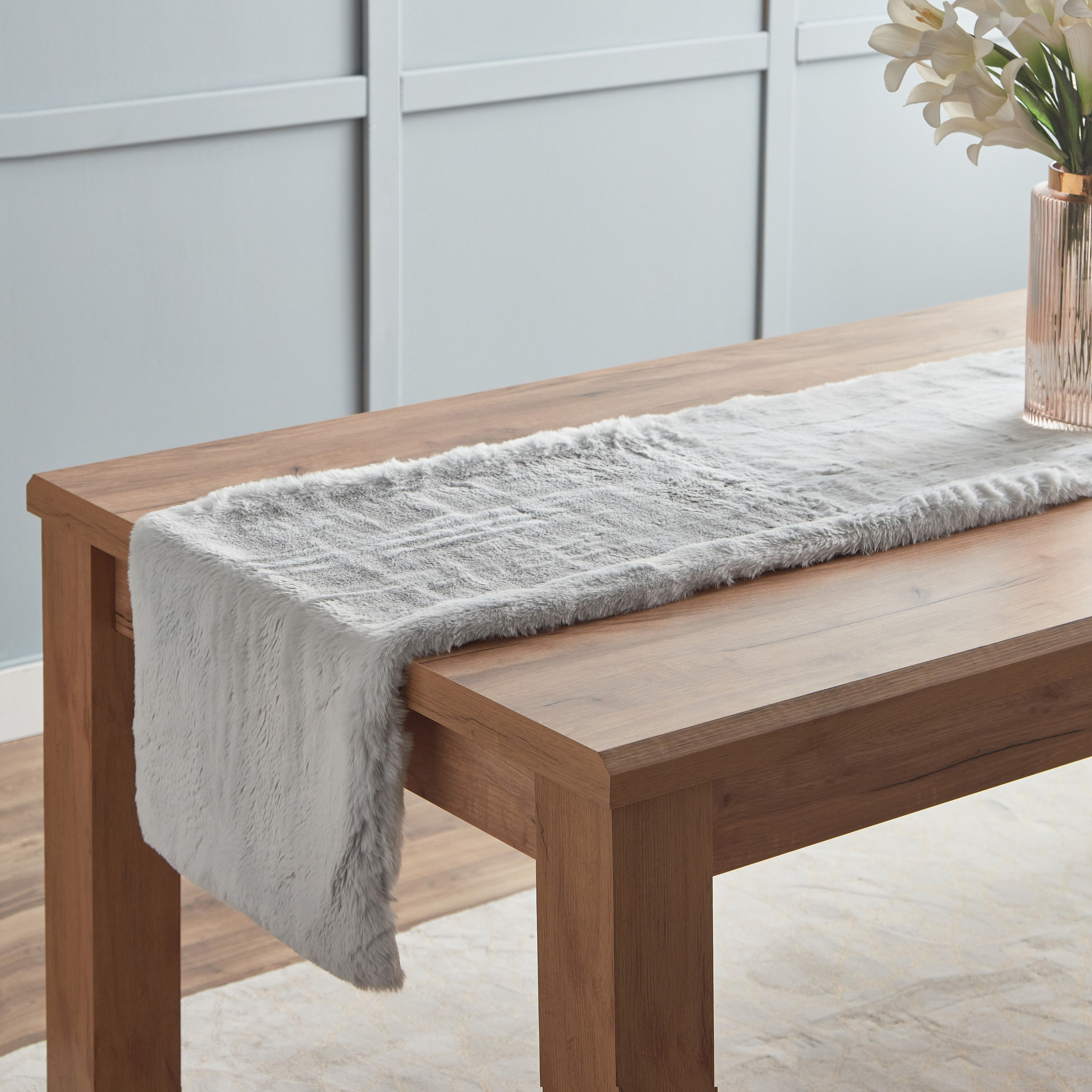 مفرش طاولة فرو أرنب صناعي - 40x220 سم-hbxdecorandfurnishings-homefurnishings-tablelinens-image-1