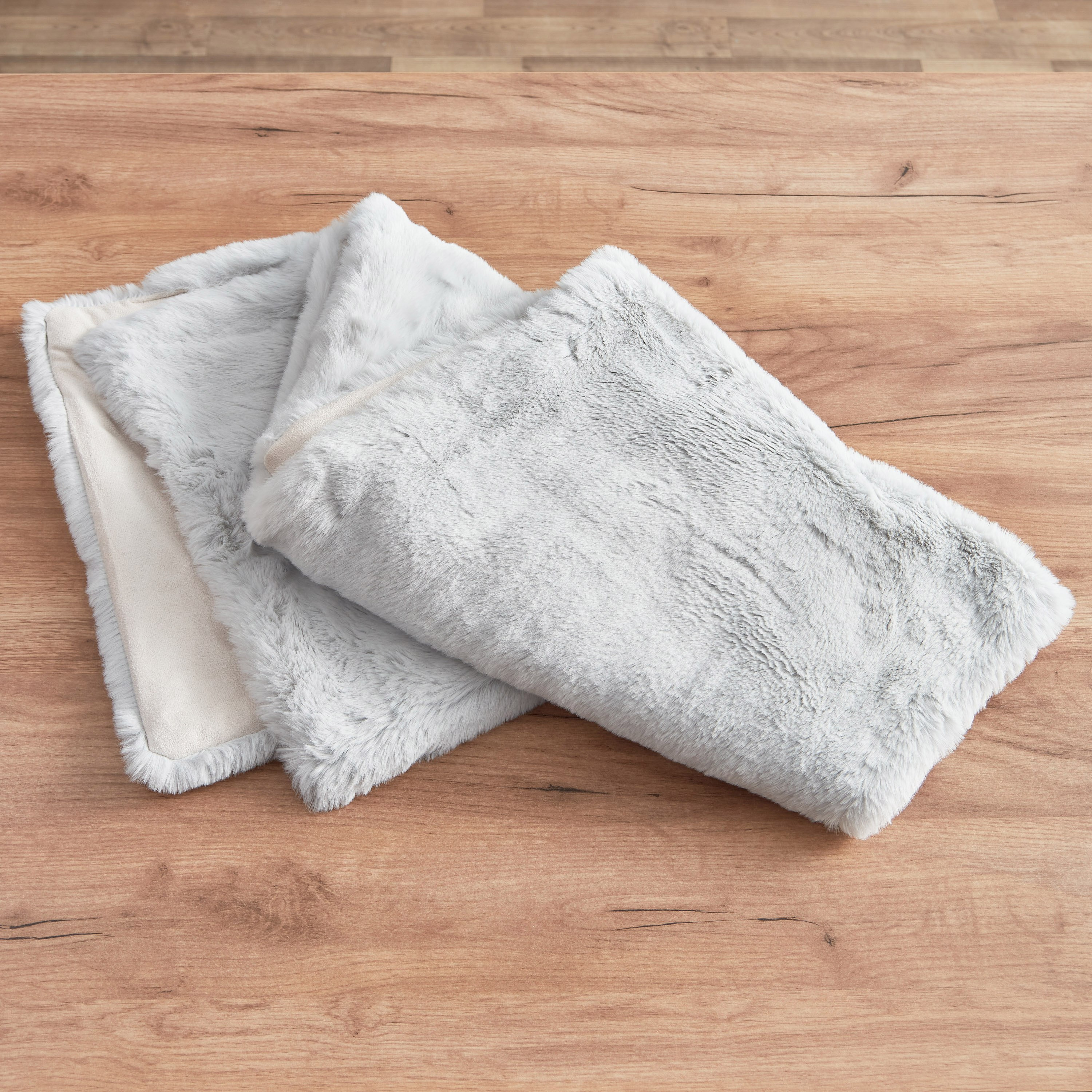 مفرش طاولة فرو أرنب صناعي - 40x220 سم-hbxdecorandfurnishings-homefurnishings-tablelinens-image-2