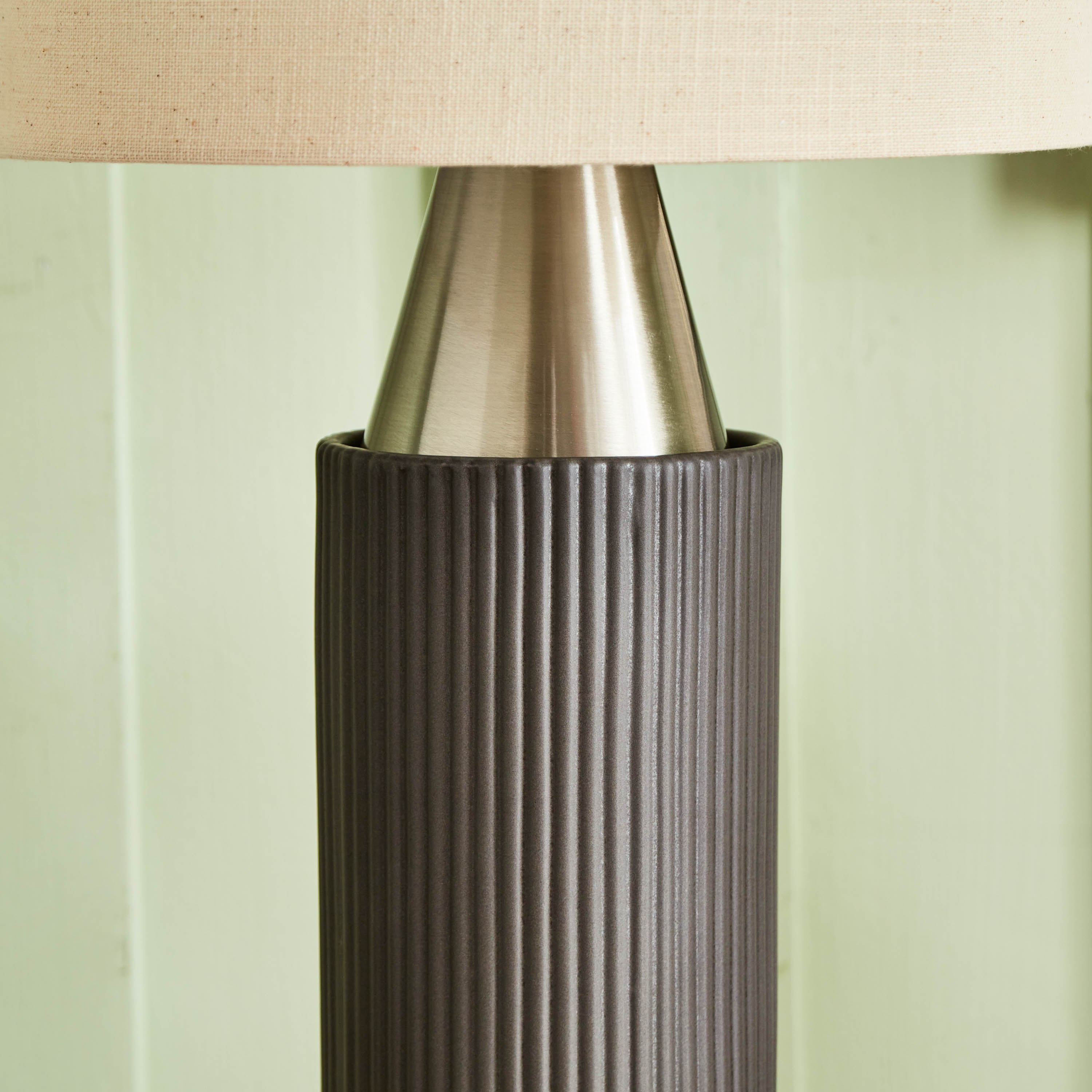 مصباح طاولة معدن وسيراميك بغطاء كتان من دنفير - 28x28x58 سم-hbxlivingroom-lighting-tablelamps-image-3