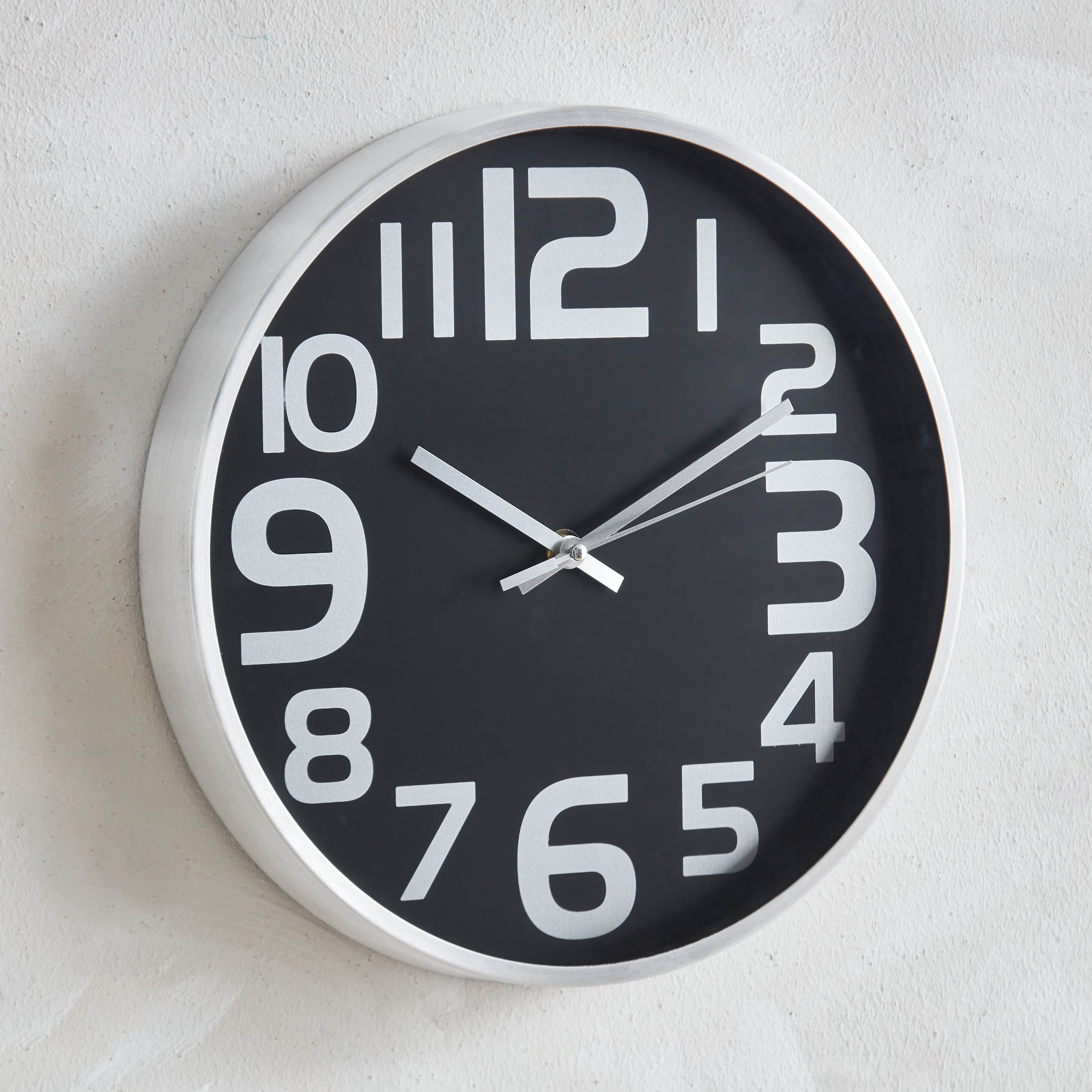 ساعة حائط بإطار معدني من سانتياجو - 30.5x30.5x4 سم-hbxhomeware-hbxdecorandfurnishings-image-1