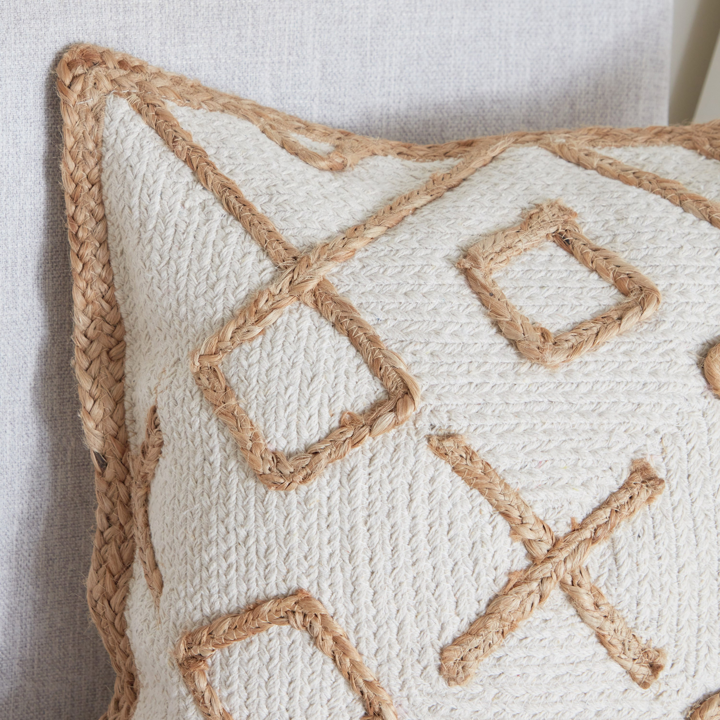 وسادة محشوة بالجوت مصنوعة يدوياً من إيكو - 45x45 سم-hbxlivingroom-furnishings-cushionsandcovers-filledcushions-image-2