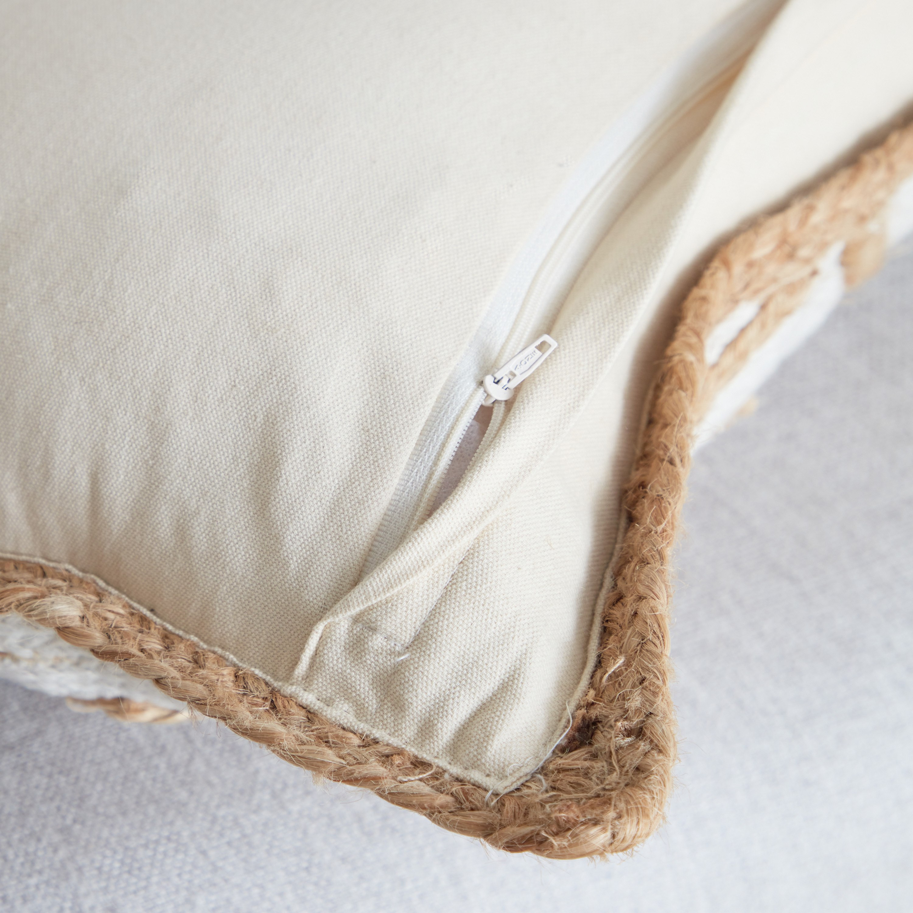 وسادة محشوة بالجوت مصنوعة يدوياً من إيكو - 45x45 سم-hbxlivingroom-furnishings-cushionsandcovers-filledcushions-image-4