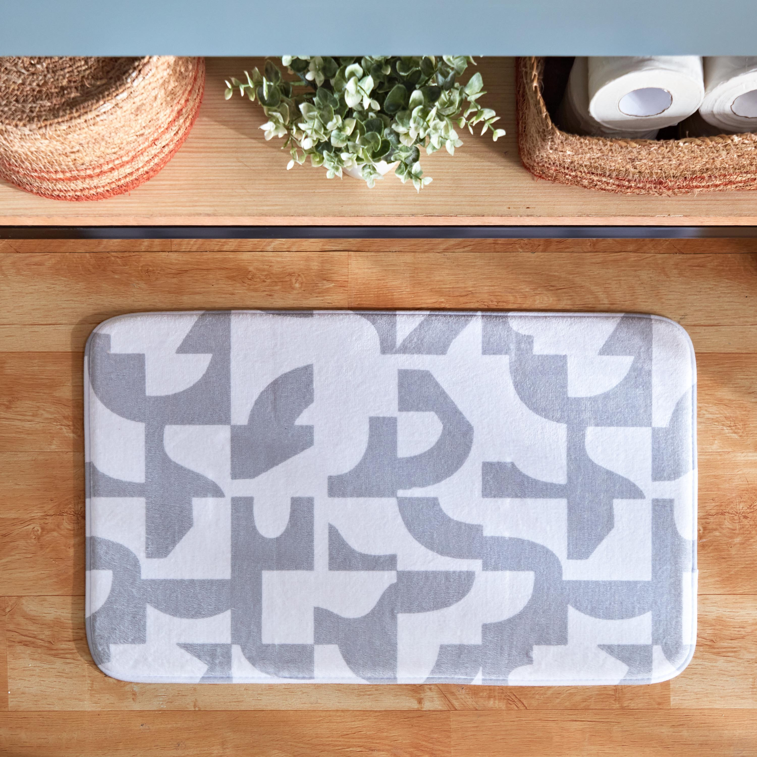 سجادة حمّام إسفنج بطبعات ديرسي من أورورا - 45x75 سم-hbxbedroom-floorcoverings-bathmats-image-1