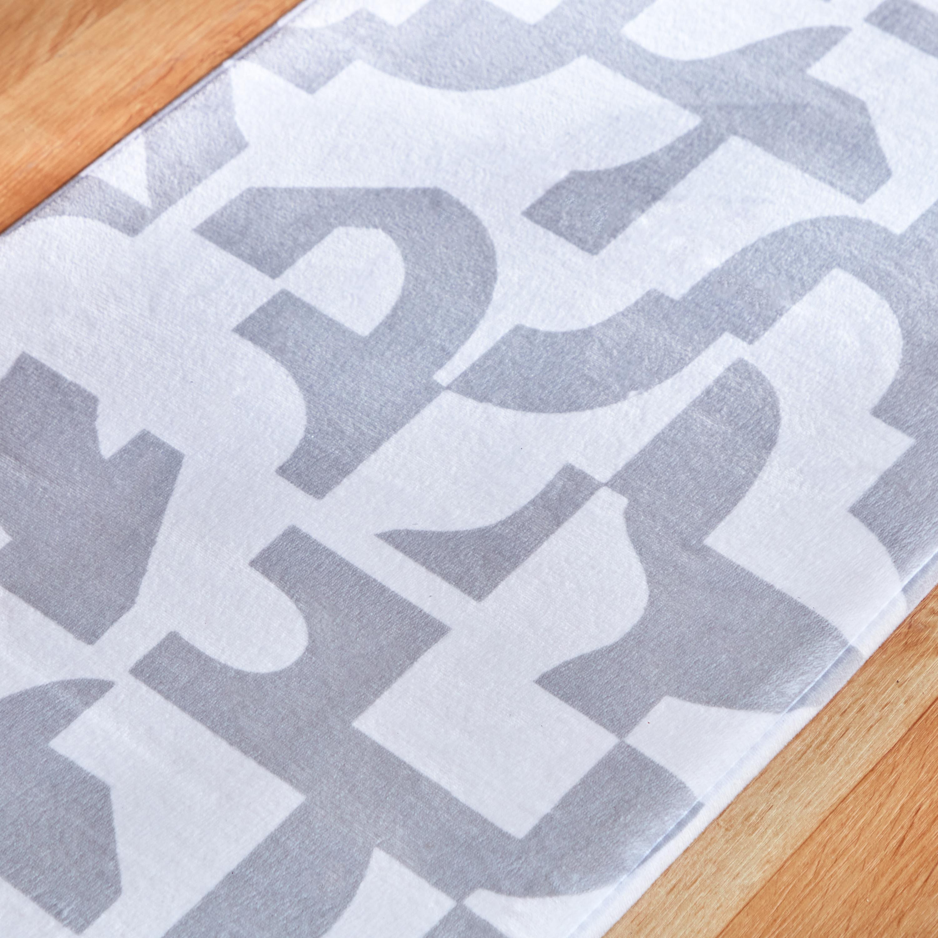 سجادة حمّام إسفنج بطبعات ديرسي من أورورا - 45x75 سم-hbxbedroom-floorcoverings-bathmats-image-2