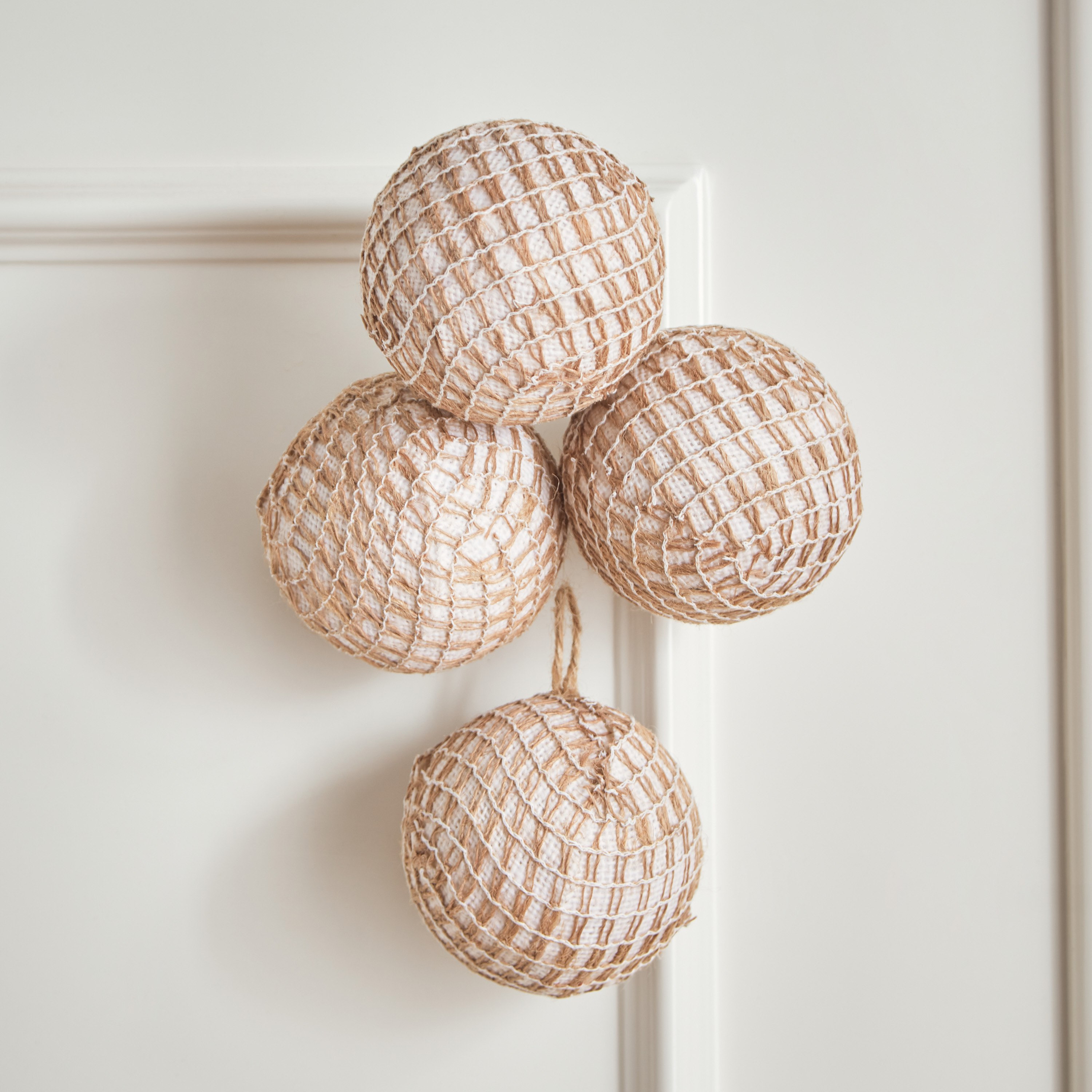 كرة ديكور مصنوعة يدويًا من قماش الجوت من مايلي - 8.5x8.5x33 سم-hbxdecorandfurnishings-homeaccessories-artificialflowersandplants-image-1