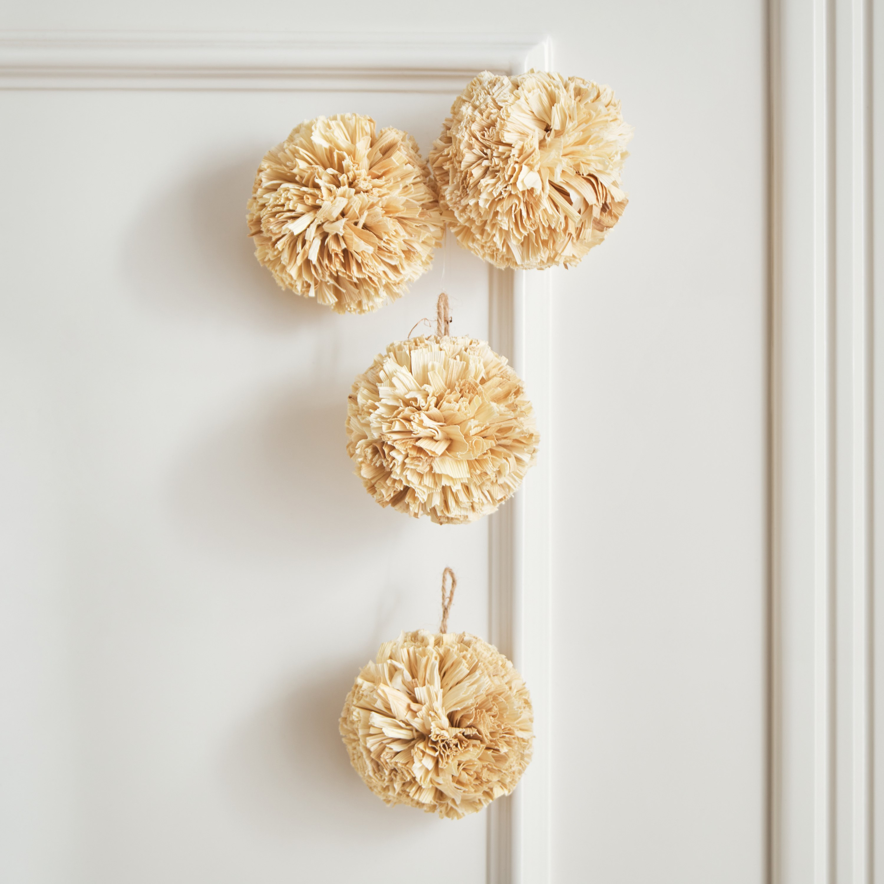 كرة ديكور بأوراق شجر مايزي مصنوعة يدويًا من مايلي - 8.5x8.5x33 سم-hbxdecorandfurnishings-homeaccessories-artificialflowersandplants-image-1