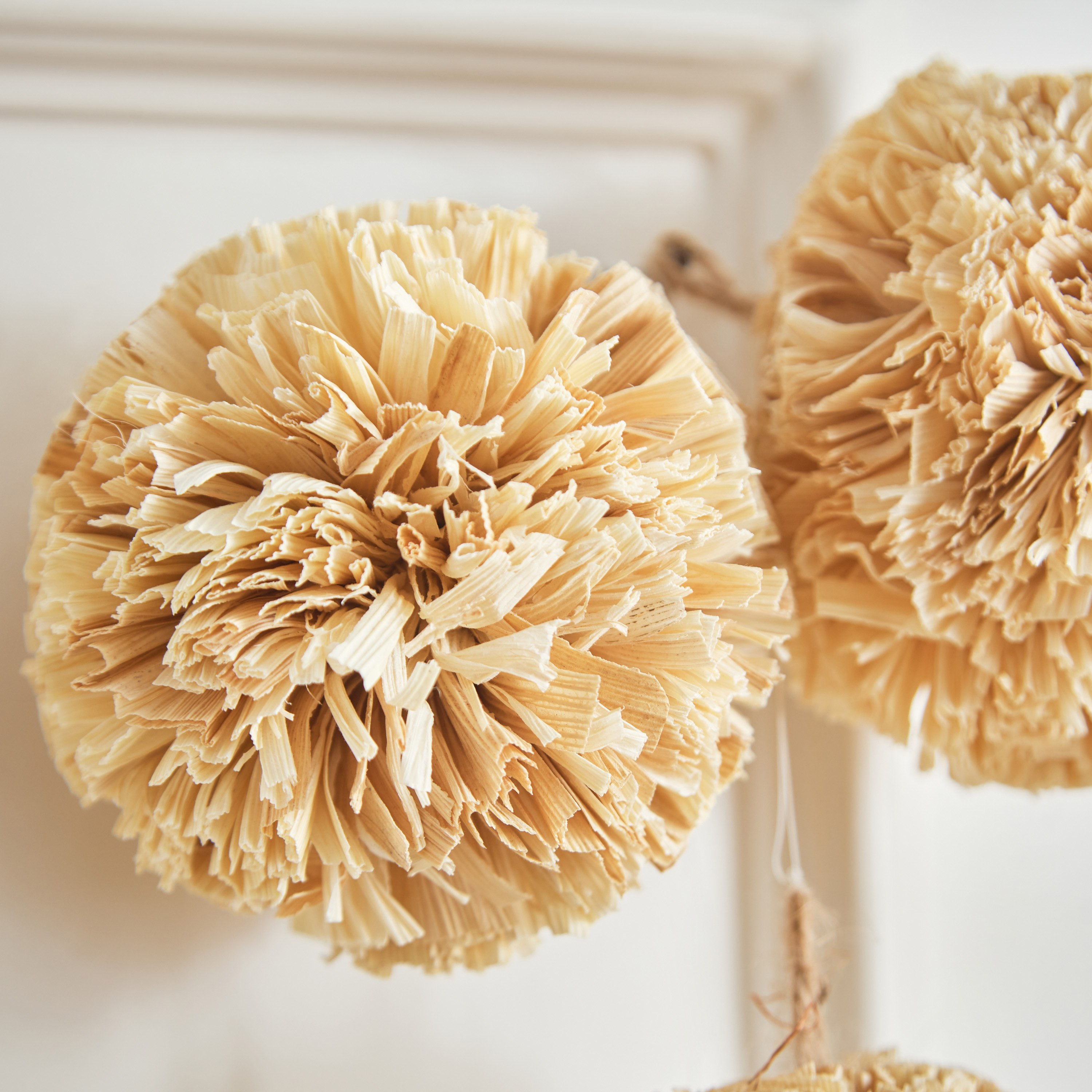 كرة ديكور بأوراق شجر مايزي مصنوعة يدويًا من مايلي - 8.5x8.5x33 سم-hbxdecorandfurnishings-homeaccessories-artificialflowersandplants-image-2