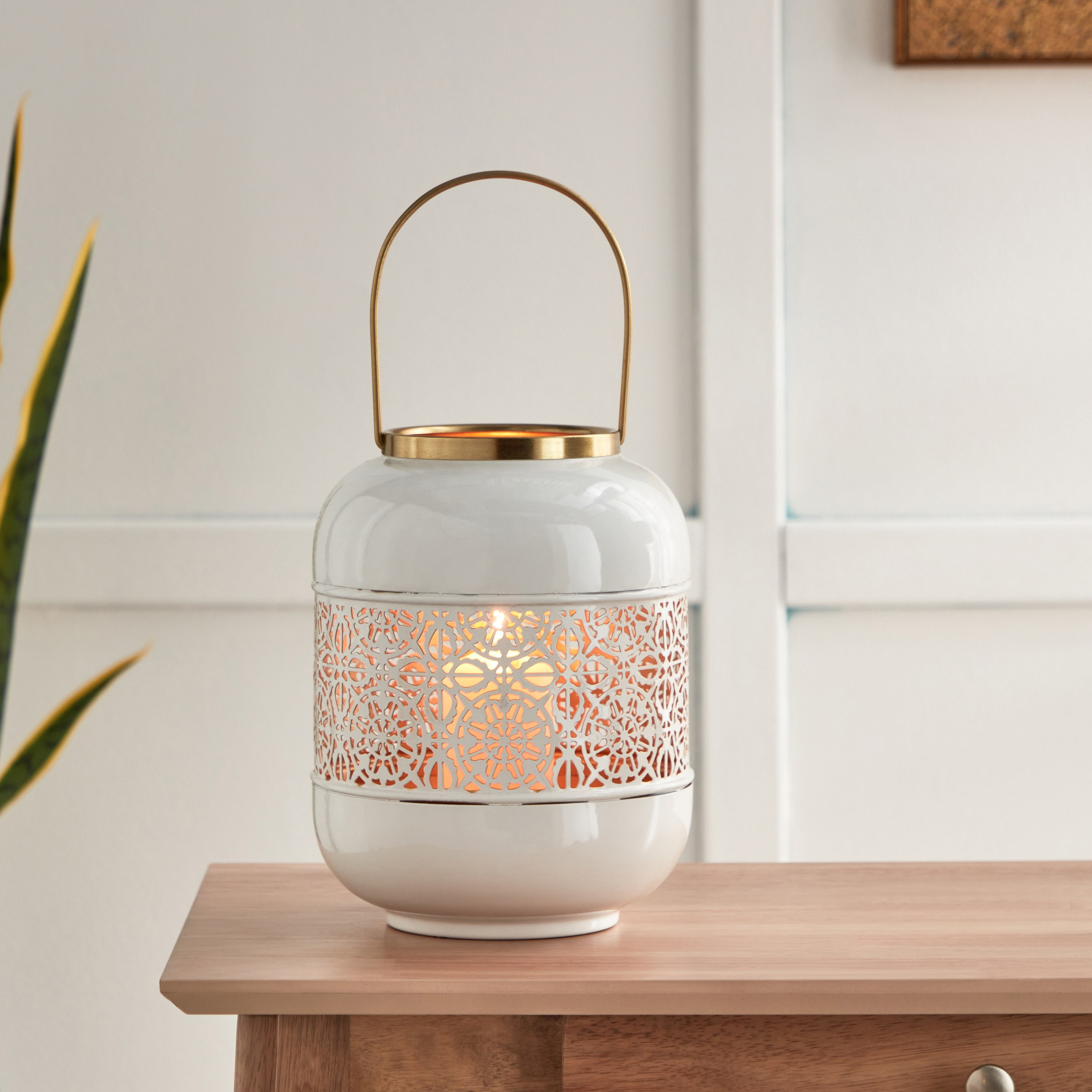 فانوس معدن بمقبض وتصاميم مفرغة من فيرف - 19x17.5x24.5 سم-hbxdecorandfurnishings-homeaccessories-lanterns-image-1