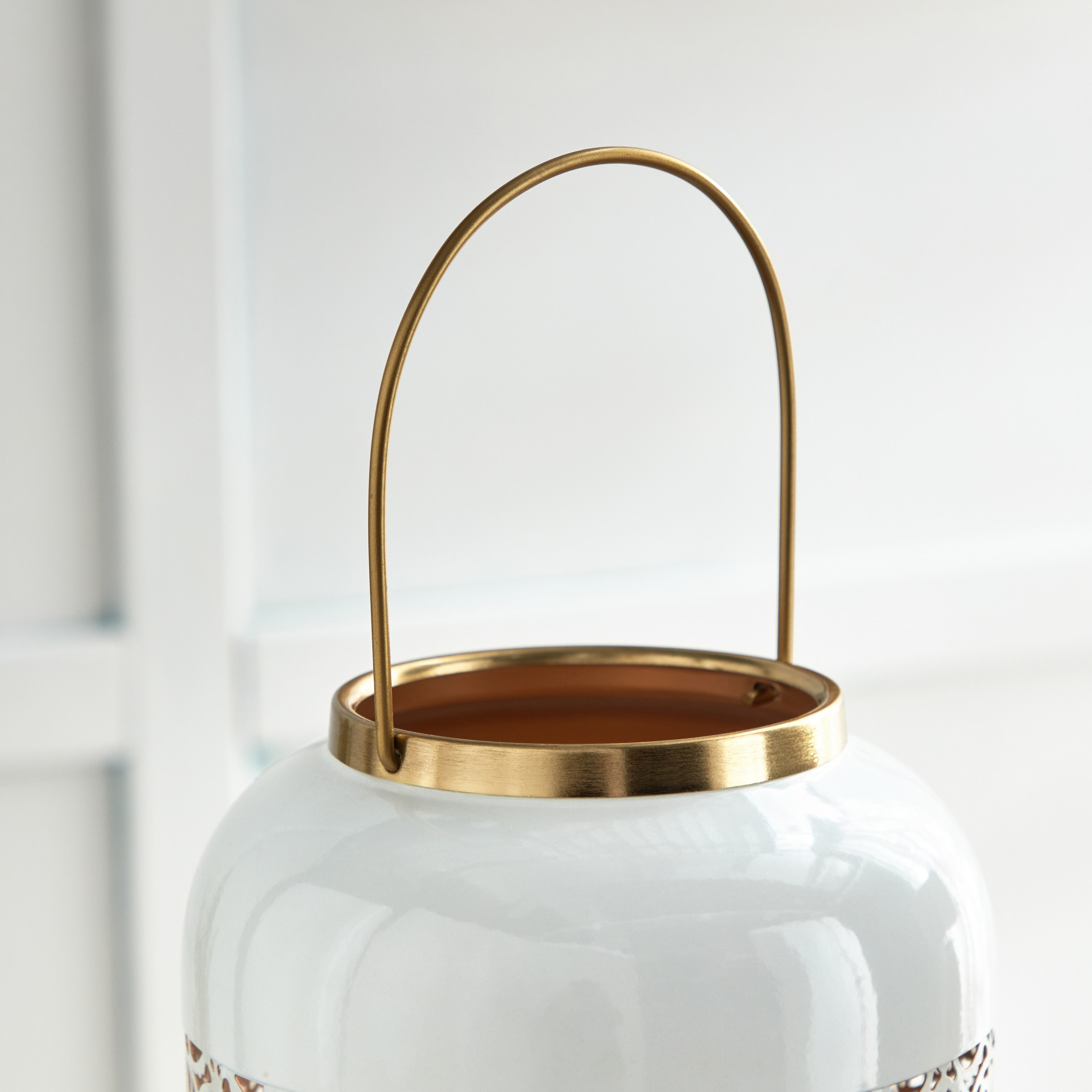 فانوس معدن بمقبض وتصاميم مفرغة من فيرف - 19x17.5x24.5 سم-hbxdecorandfurnishings-homeaccessories-lanterns-image-3