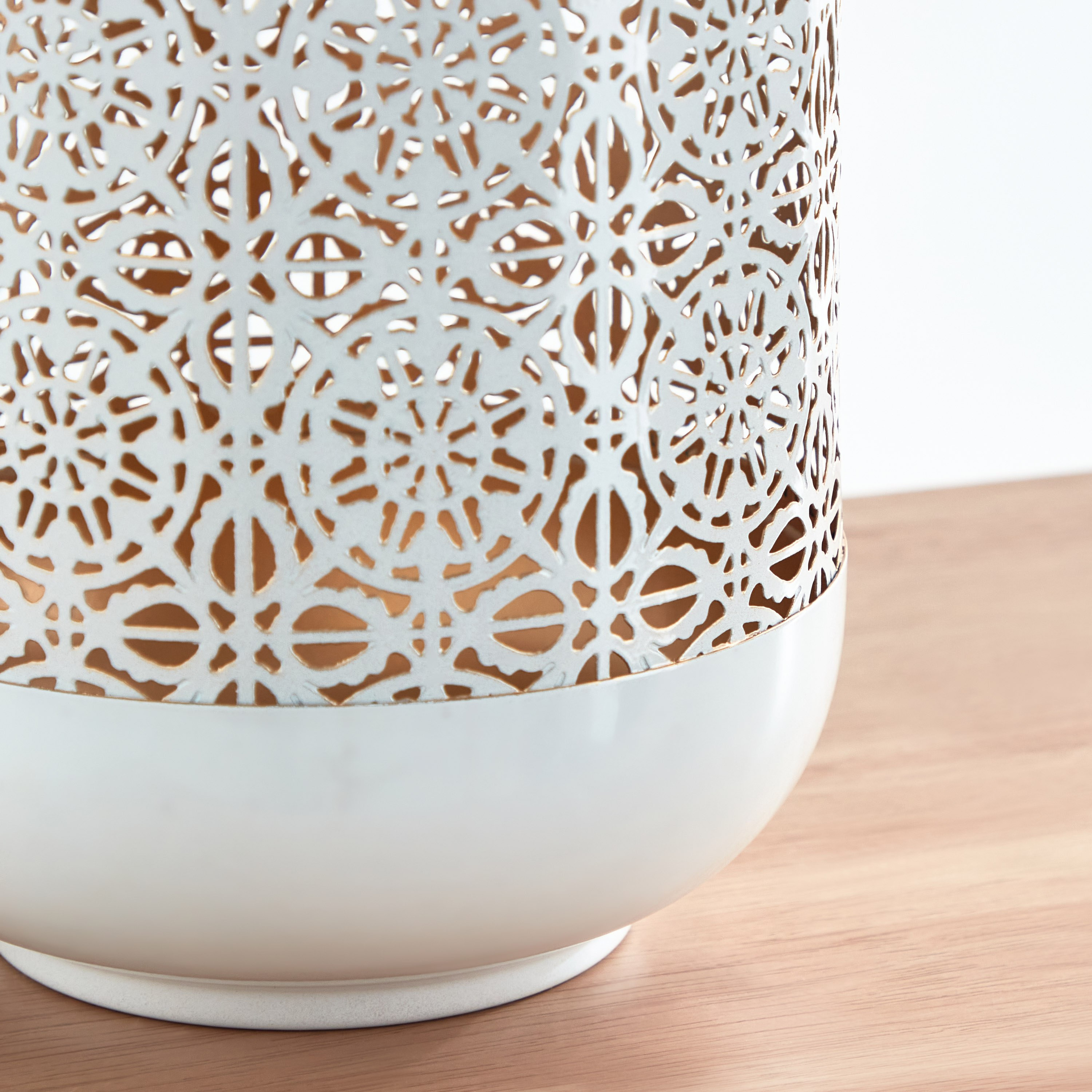 فانوس معدن بمقبض وتصاميم مفرغة من فيرف - 19x17.5x24.5 سم-hbxdecorandfurnishings-homeaccessories-lanterns-image-4