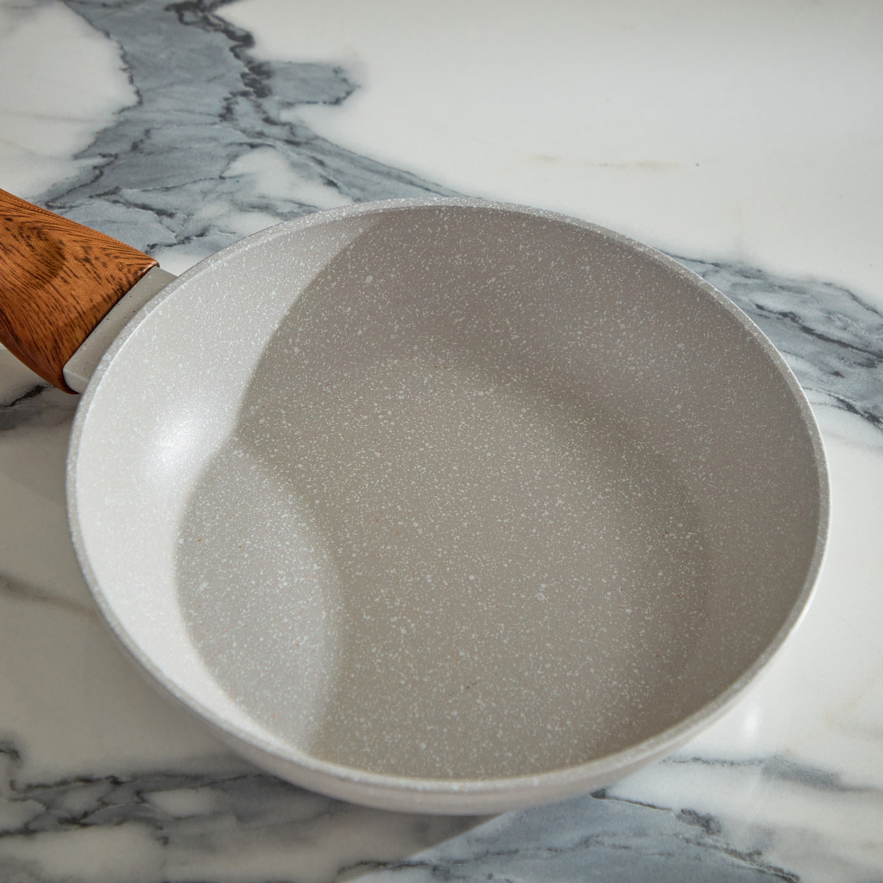 مقلاة بقاعدة حث مع حامل من لا ناتورا - 20 سم-hbxhomeware-hbxkitchen-image-2