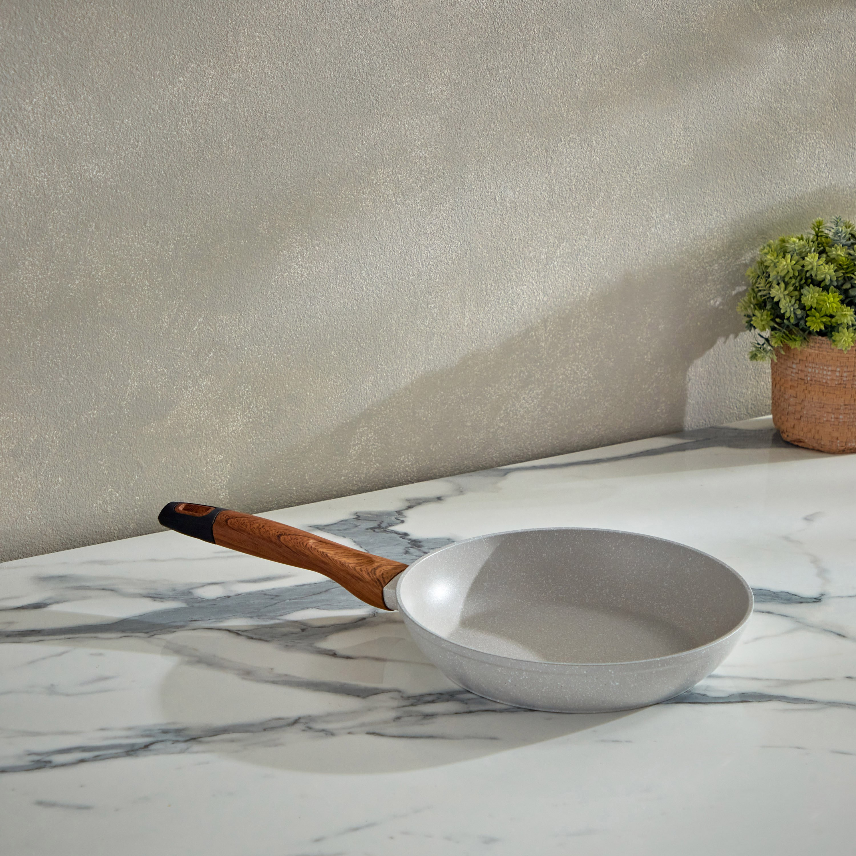 مقلاة بقاعدة حث مع حامل من لا ناتورا- 24 سم-hbxhomeware-hbxkitchen-image-1