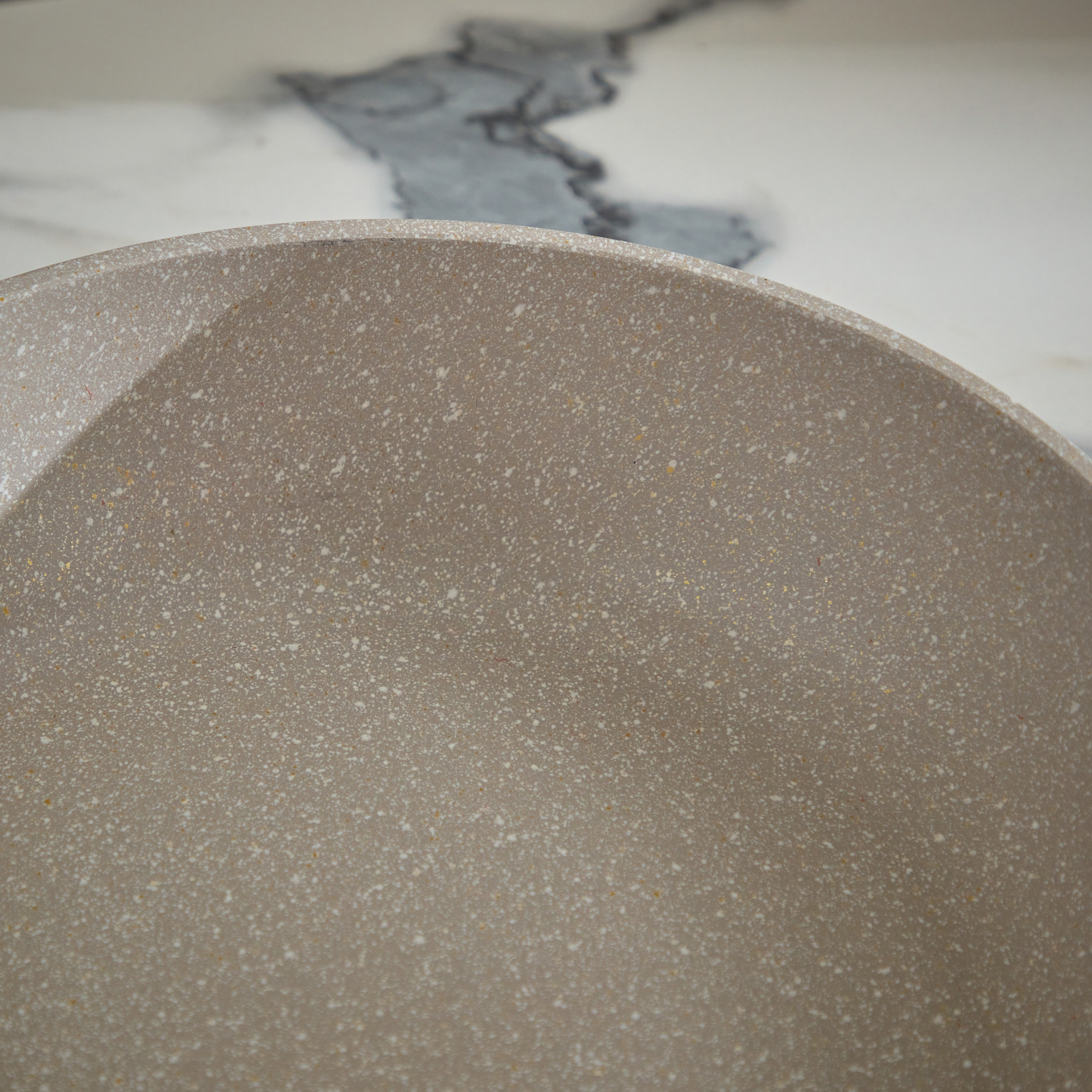 كسرولة مسطحة بقاعدة حث مع حامل من لا ناتورا - 28 سم-hbxhomeware-hbxkitchen-image-2
