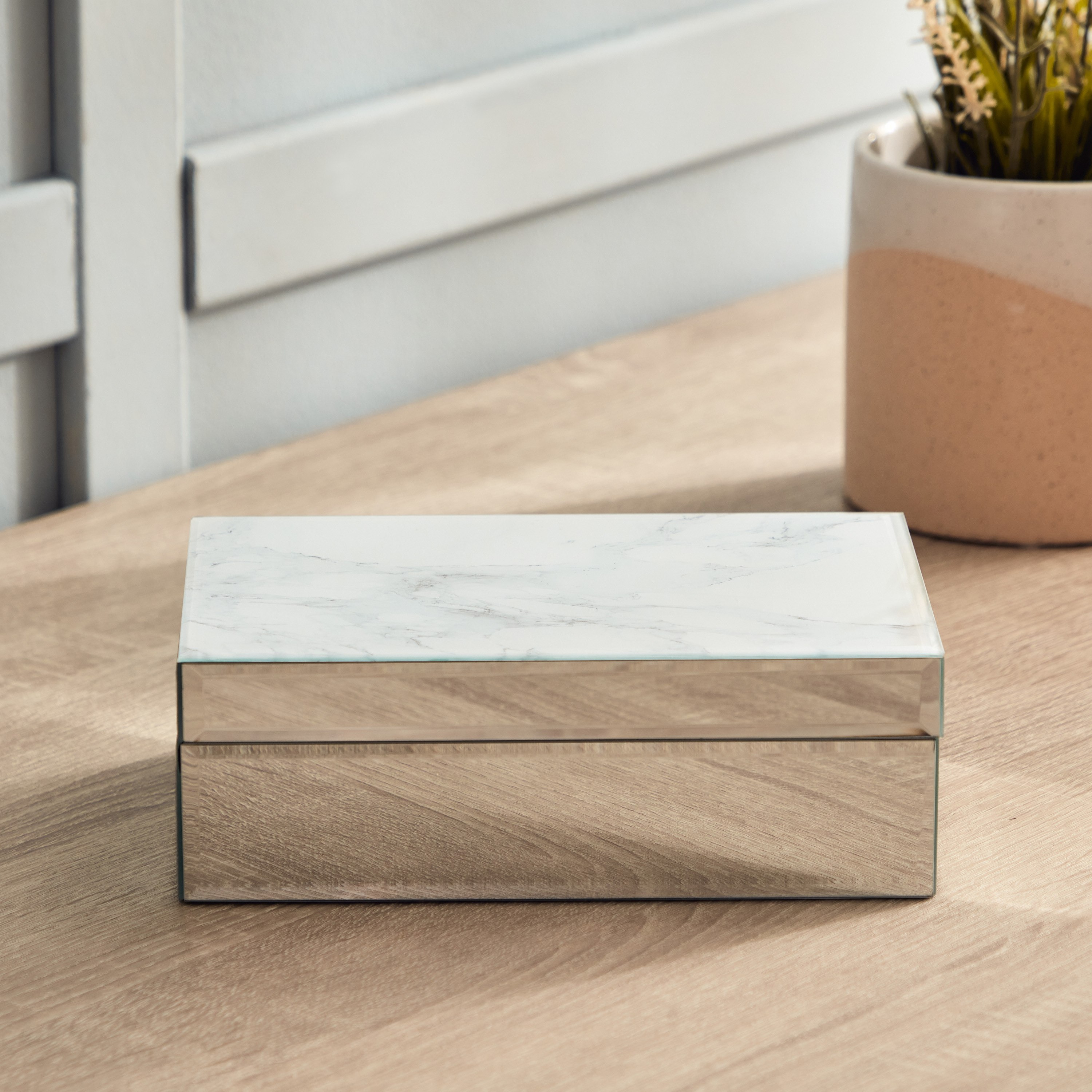 صندوق مجوهرات زجاج بلمسة تشطيب ميتاليك من لاماك - 22.8x14.8x7.8 سم-hbxbedroom-bedroomaccessories-jewelleryboxesandholders-image-3
