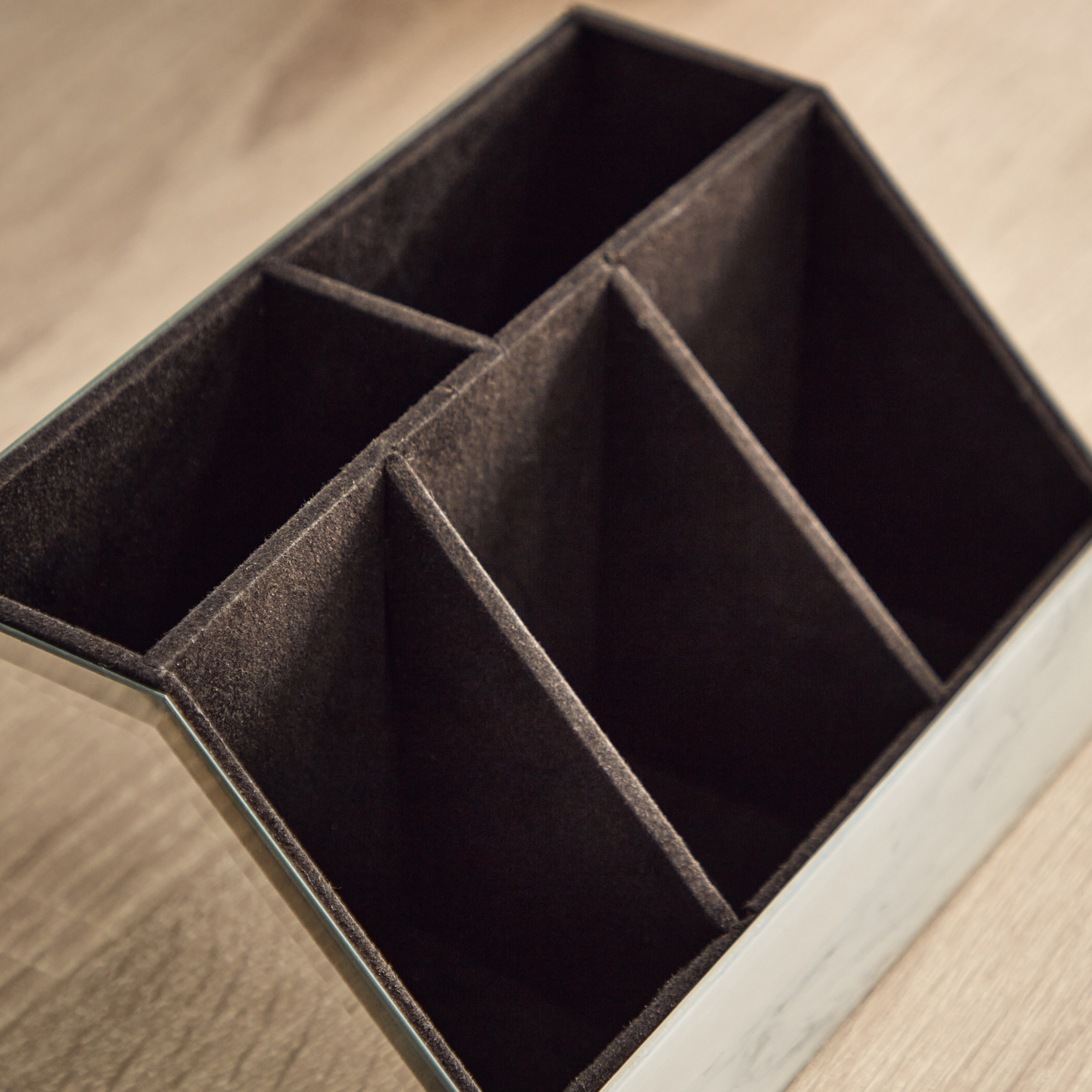 Lamac Metallic Finish Glass Jewellery Box - 19.7x11.5x10 cm-hbxbedroom-bedroomaccessories-jewelleryboxesandholders-image-4