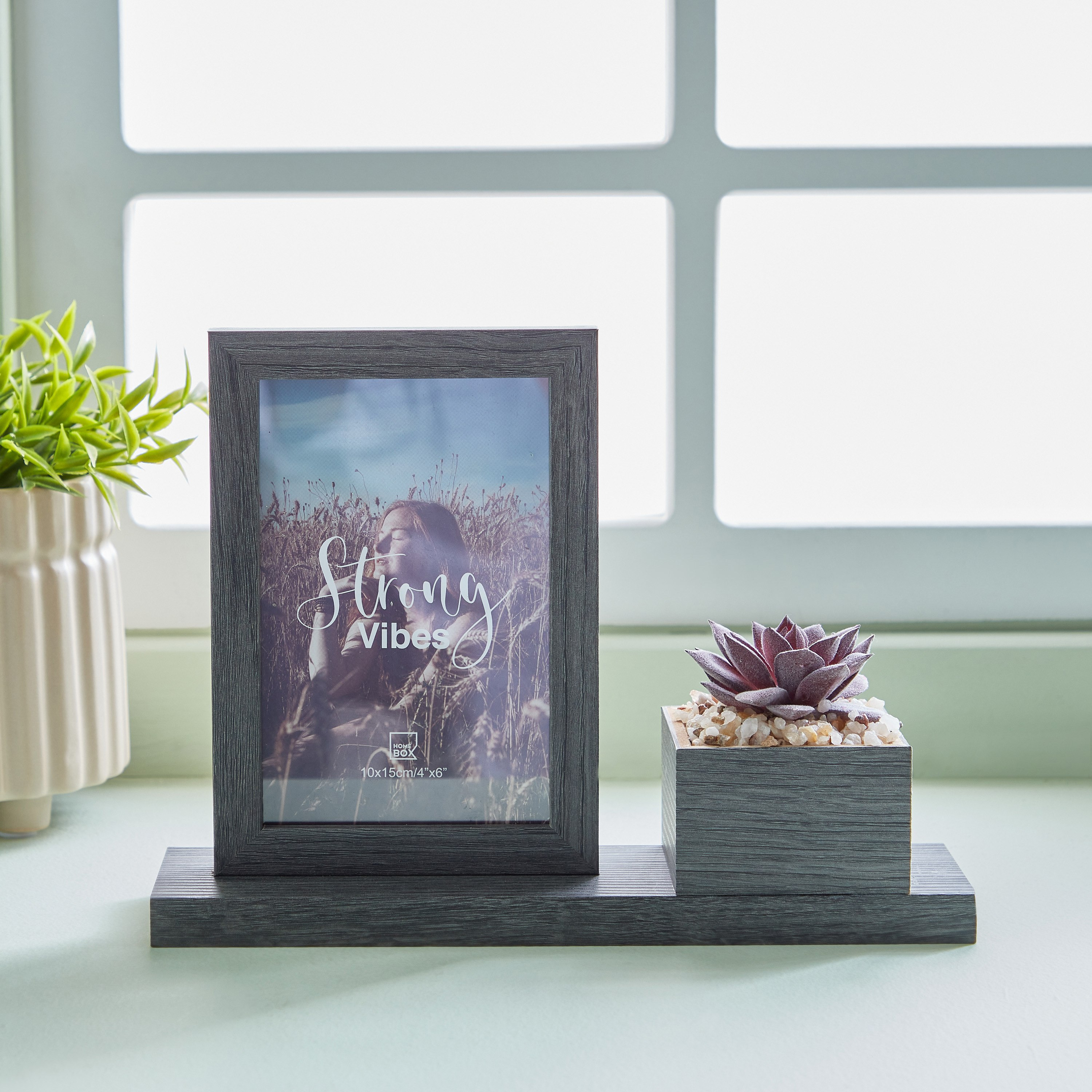 برواز صور فارو مع أصيص من فارو-hbxdiningroom-decorandaccessories-photoframes-image-1