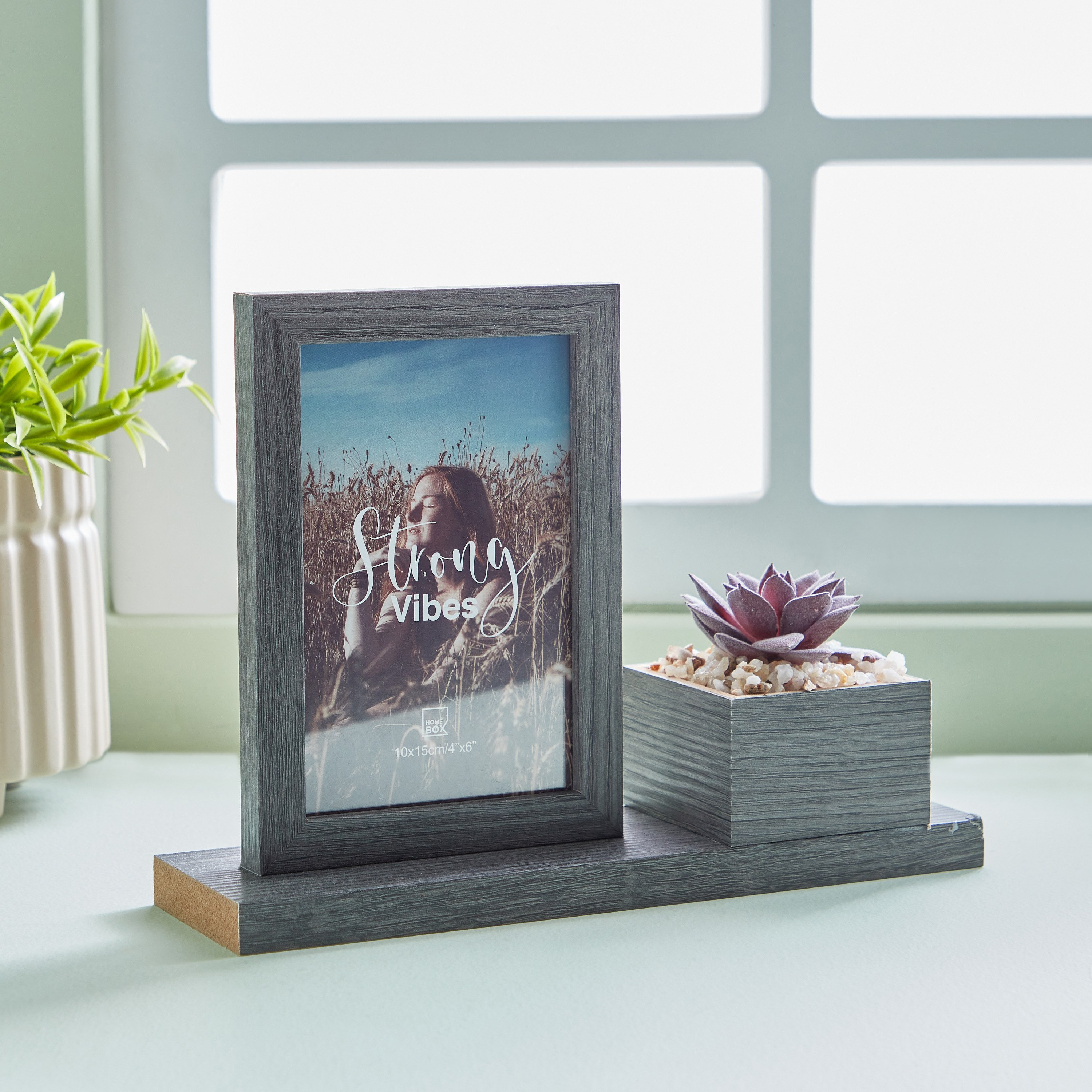 برواز صور فارو مع أصيص من فارو-hbxdiningroom-decorandaccessories-photoframes-image-2