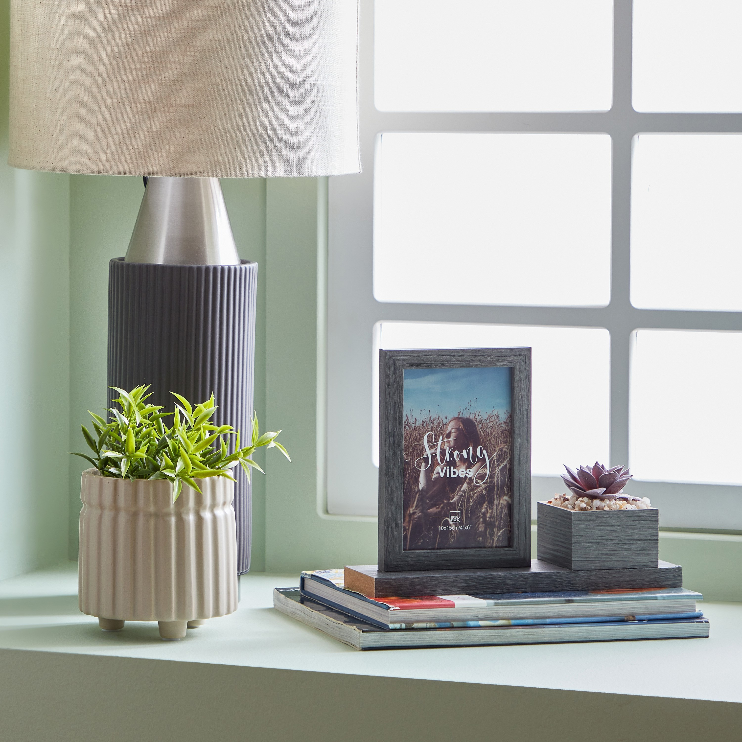 برواز صور فارو مع أصيص من فارو-hbxdiningroom-decorandaccessories-photoframes-image-4
