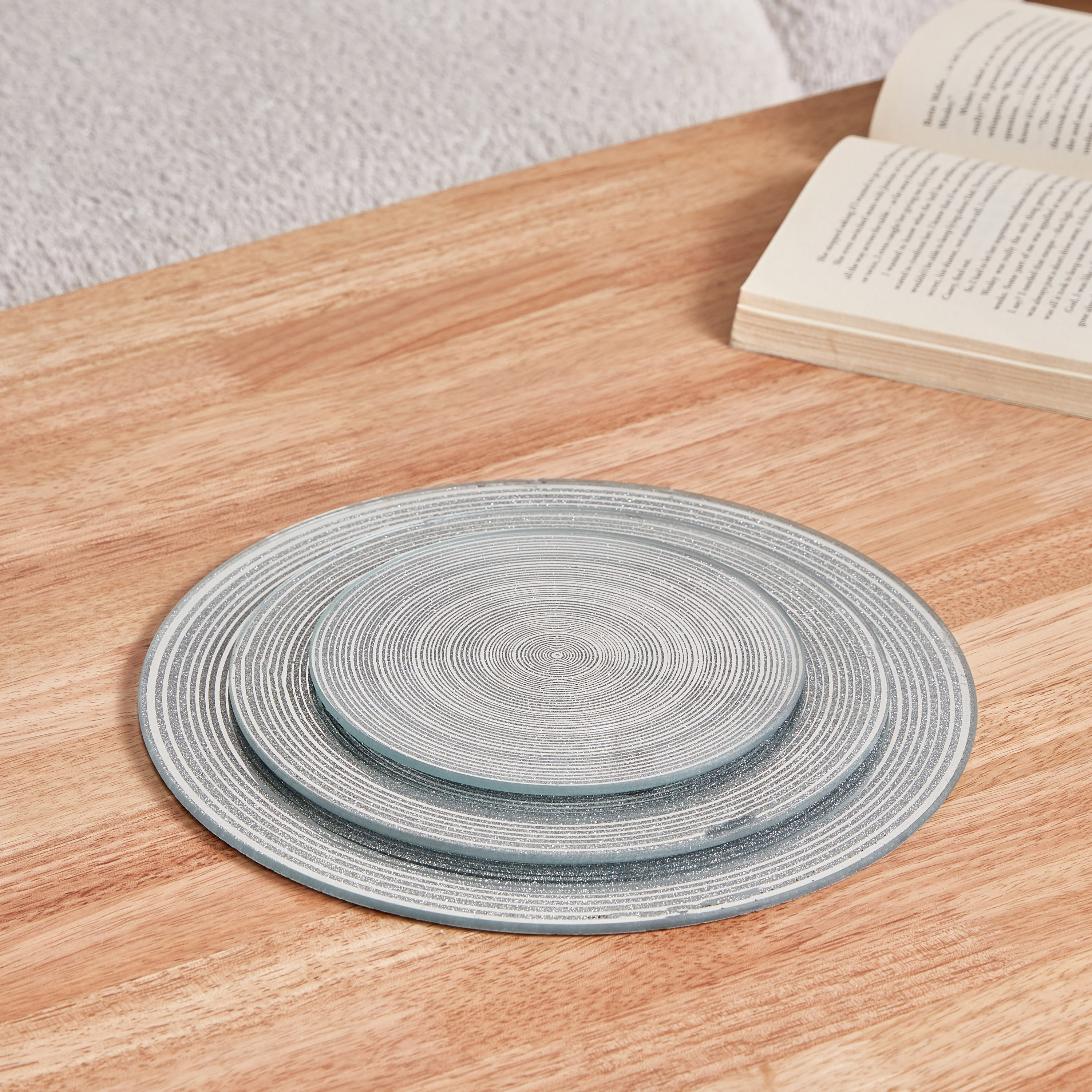 طقم صواني ديكور زجاج مستديرة بارزة الملمس 3 قطع من ديستان-hbxhomeware-hbxdecorandfurnishings-image-1